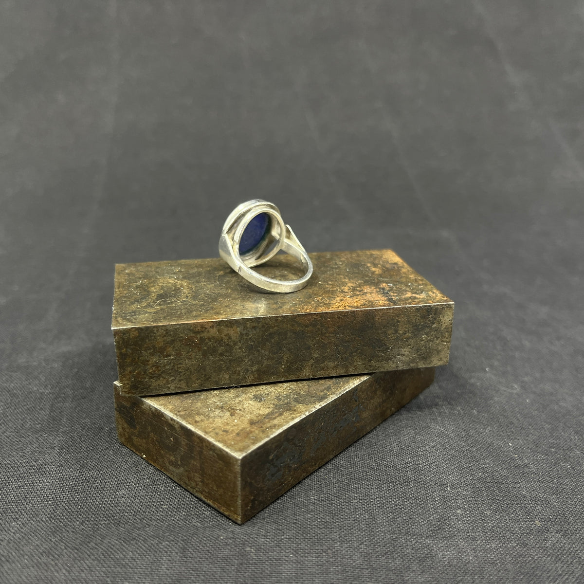 Ring with lapis lazuli