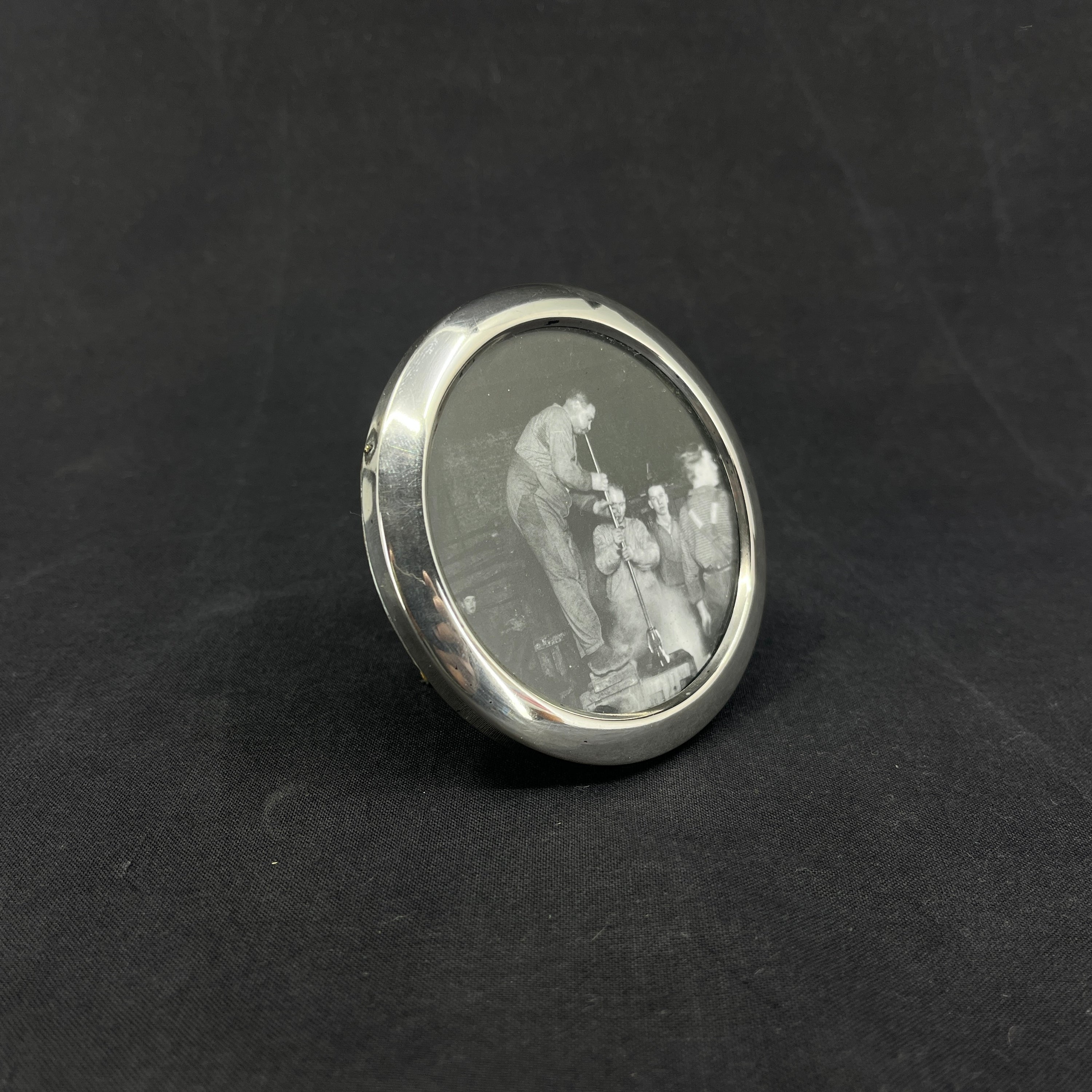 Round picture frame from the beginning of the 20th century
