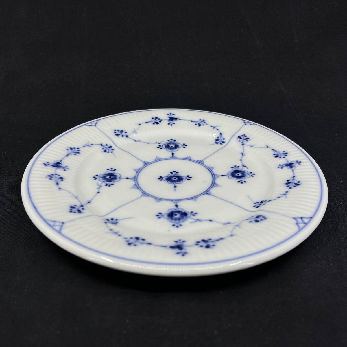 Musselmalet Riflet helflad frokosttallerken, 1/185