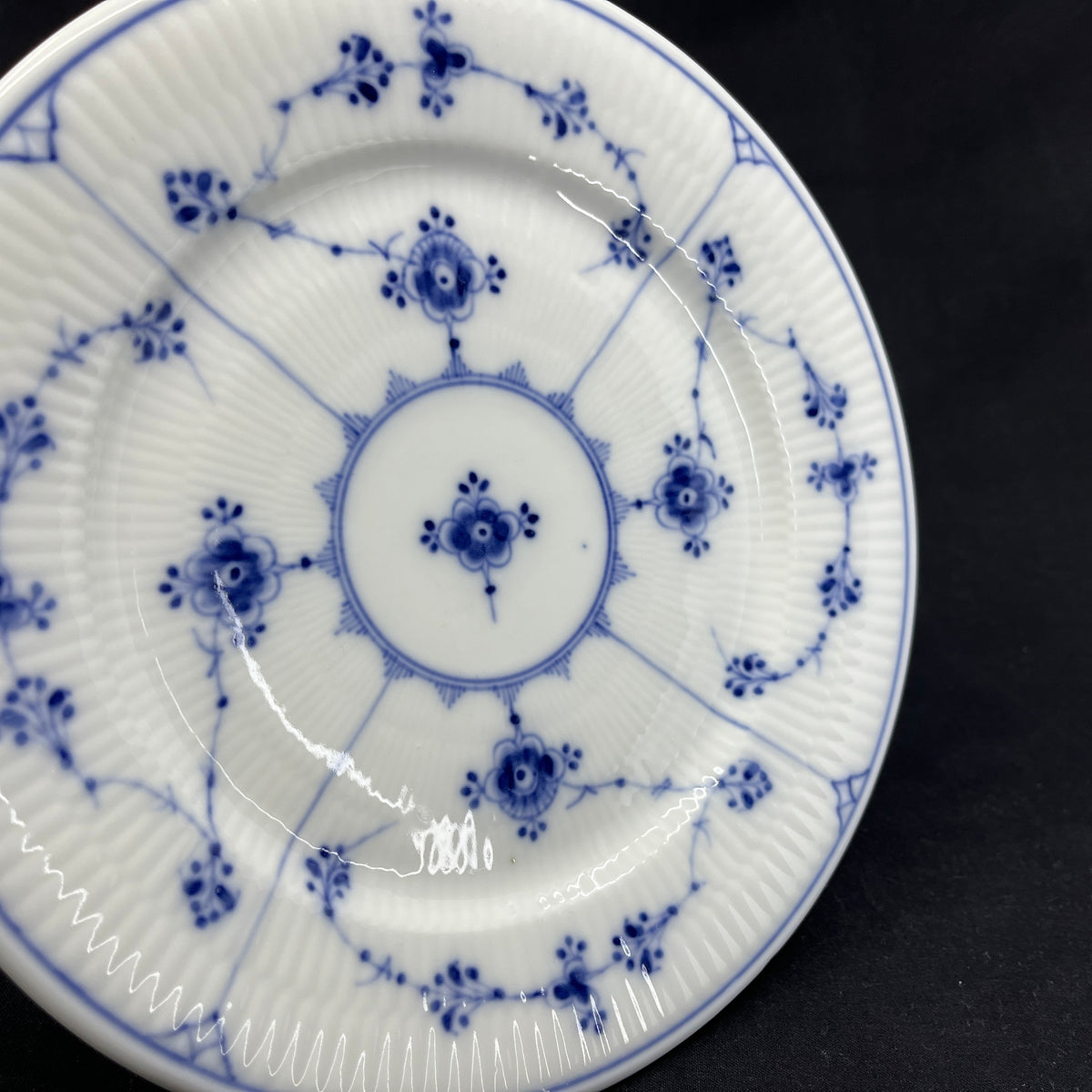 Musselmalet Riflet helflad frokosttallerken, 1/185