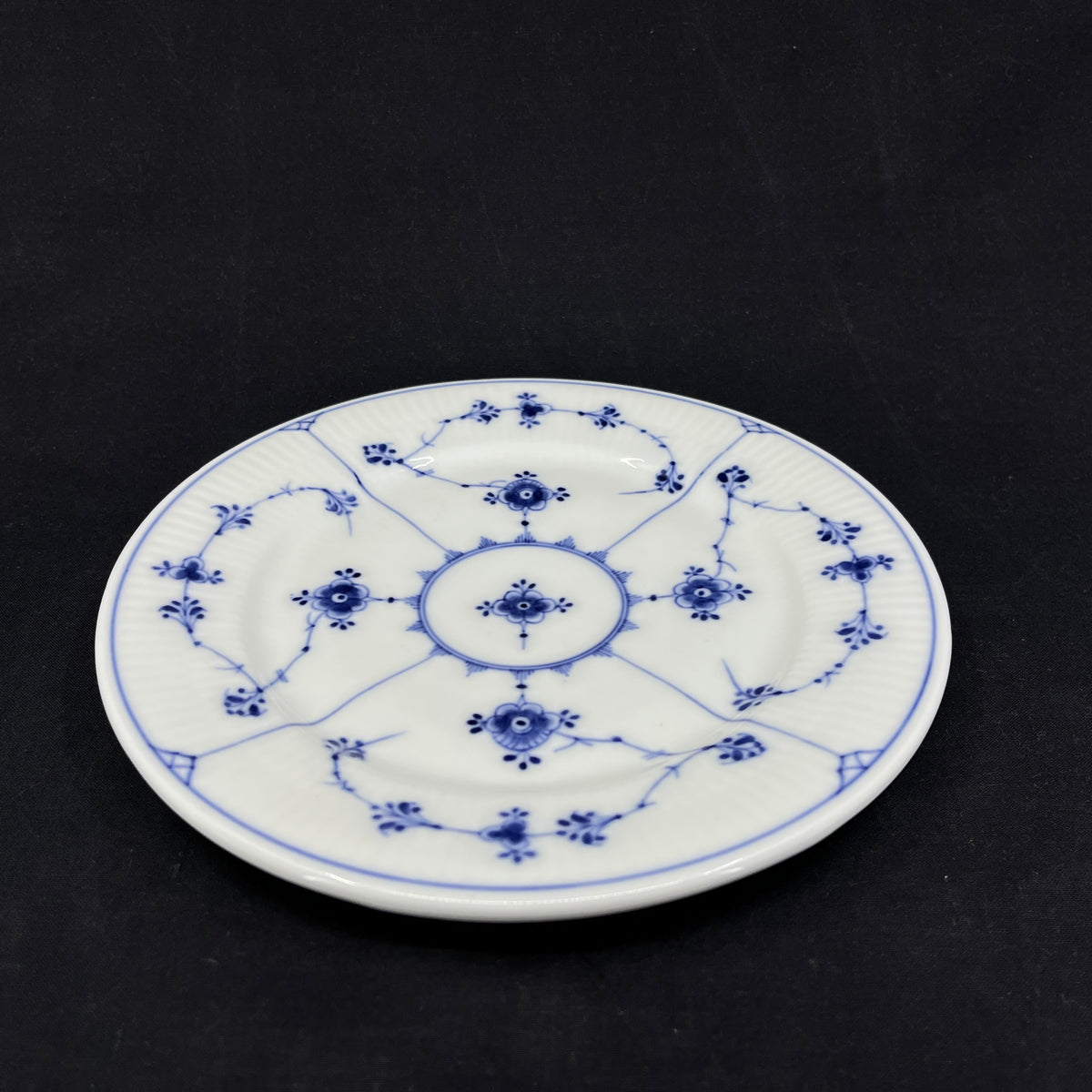 Musselmalet Riflet helflad frokosttallerken, 1/185