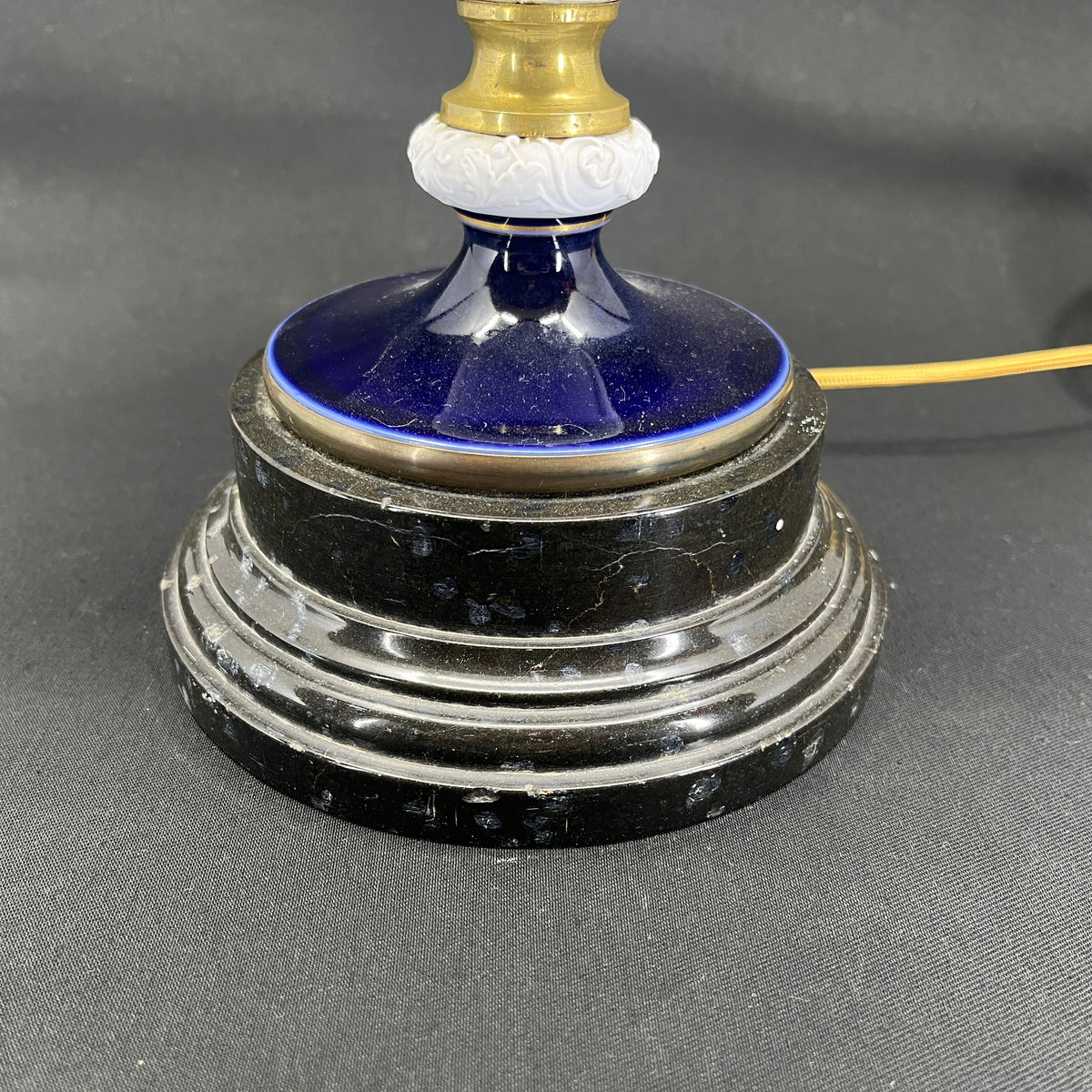 Flot gammel bordlampe i porcelæn