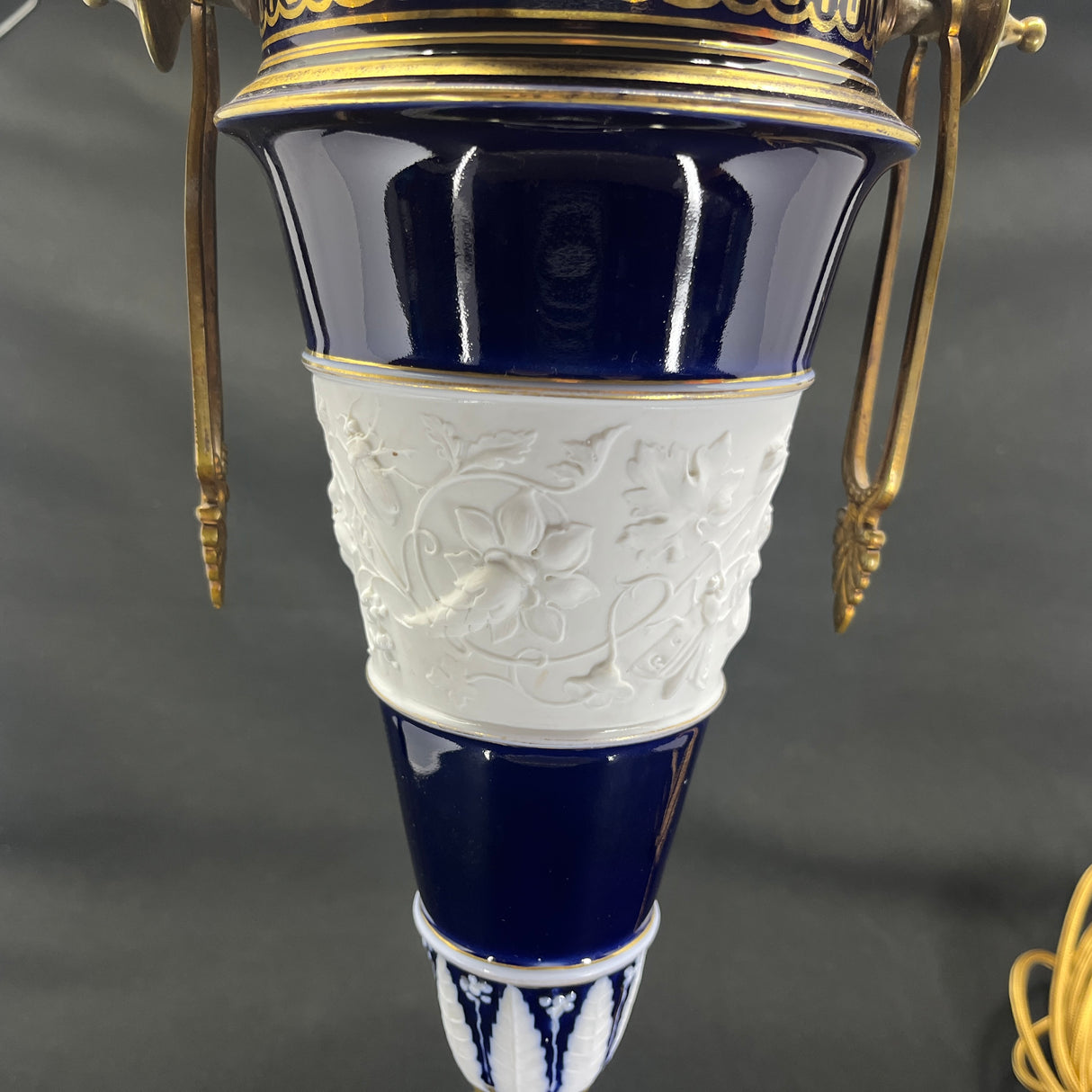 Flot gammel bordlampe i porcelæn
