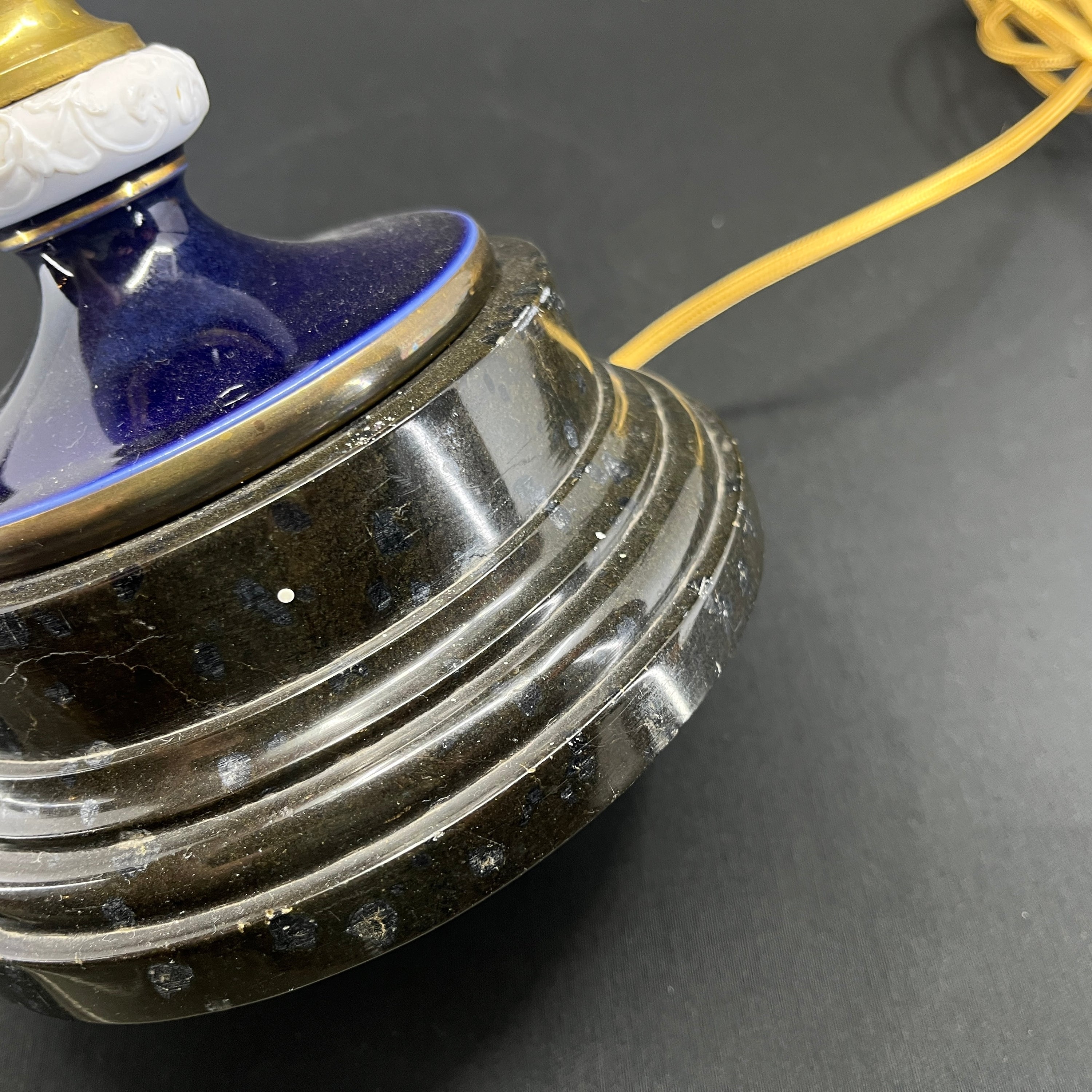 Flot gammel bordlampe i porcelæn