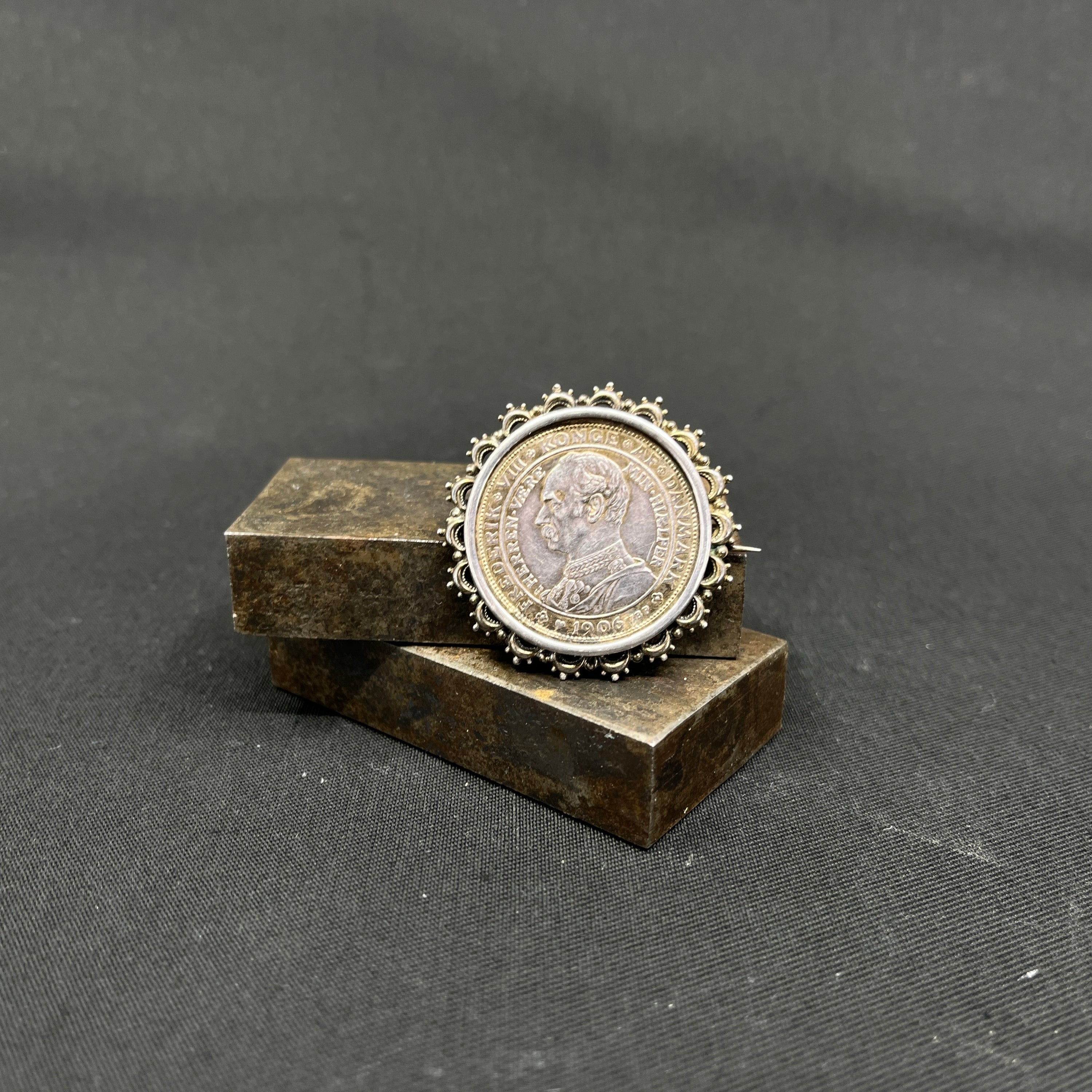 Broche - erindringsmønt Christian IX og Frederik VIII
