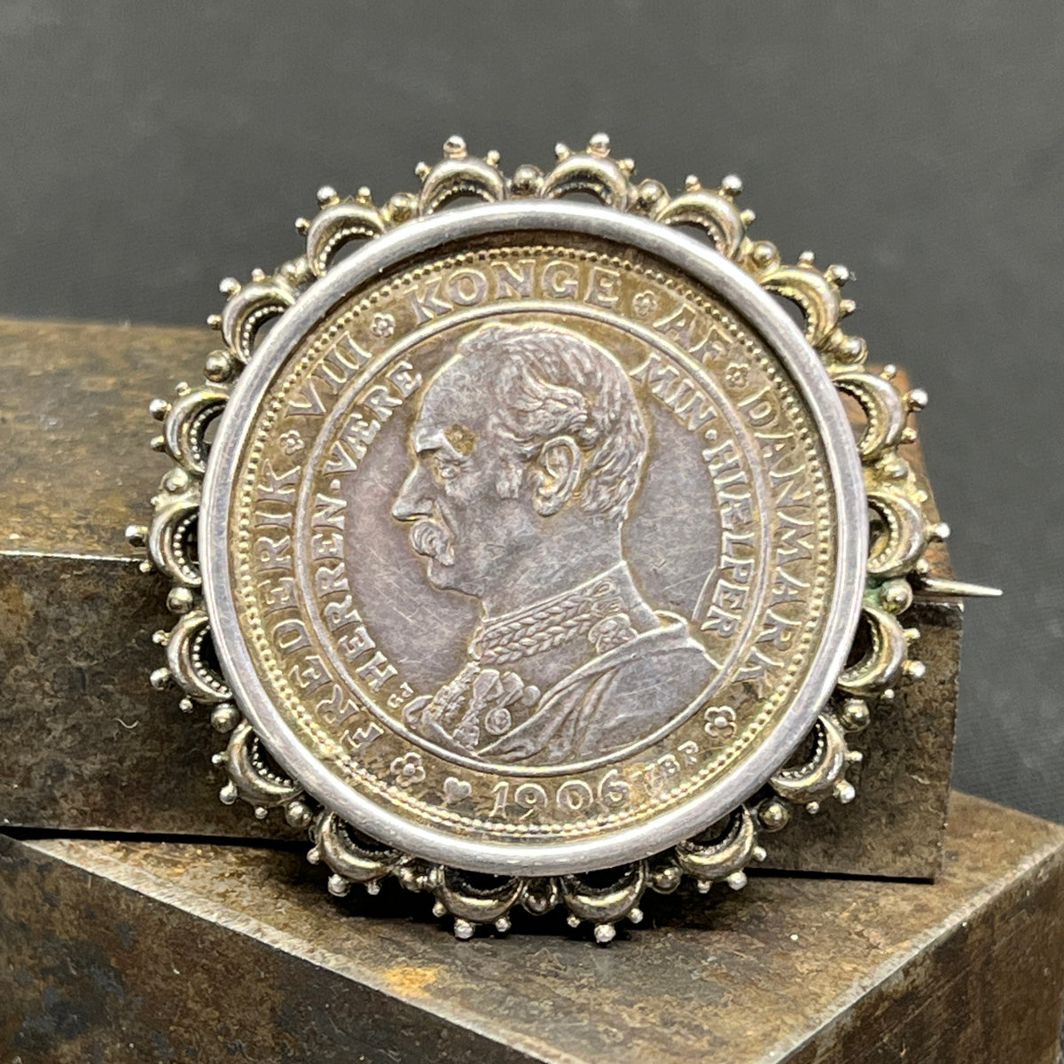Broche - erindringsmønt Christian IX og Frederik VIII