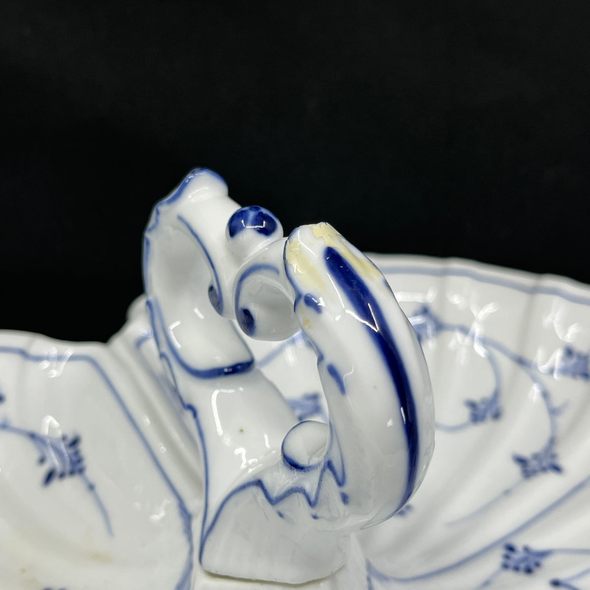 Mussel painted rifled cabaret dish from 1820-1850