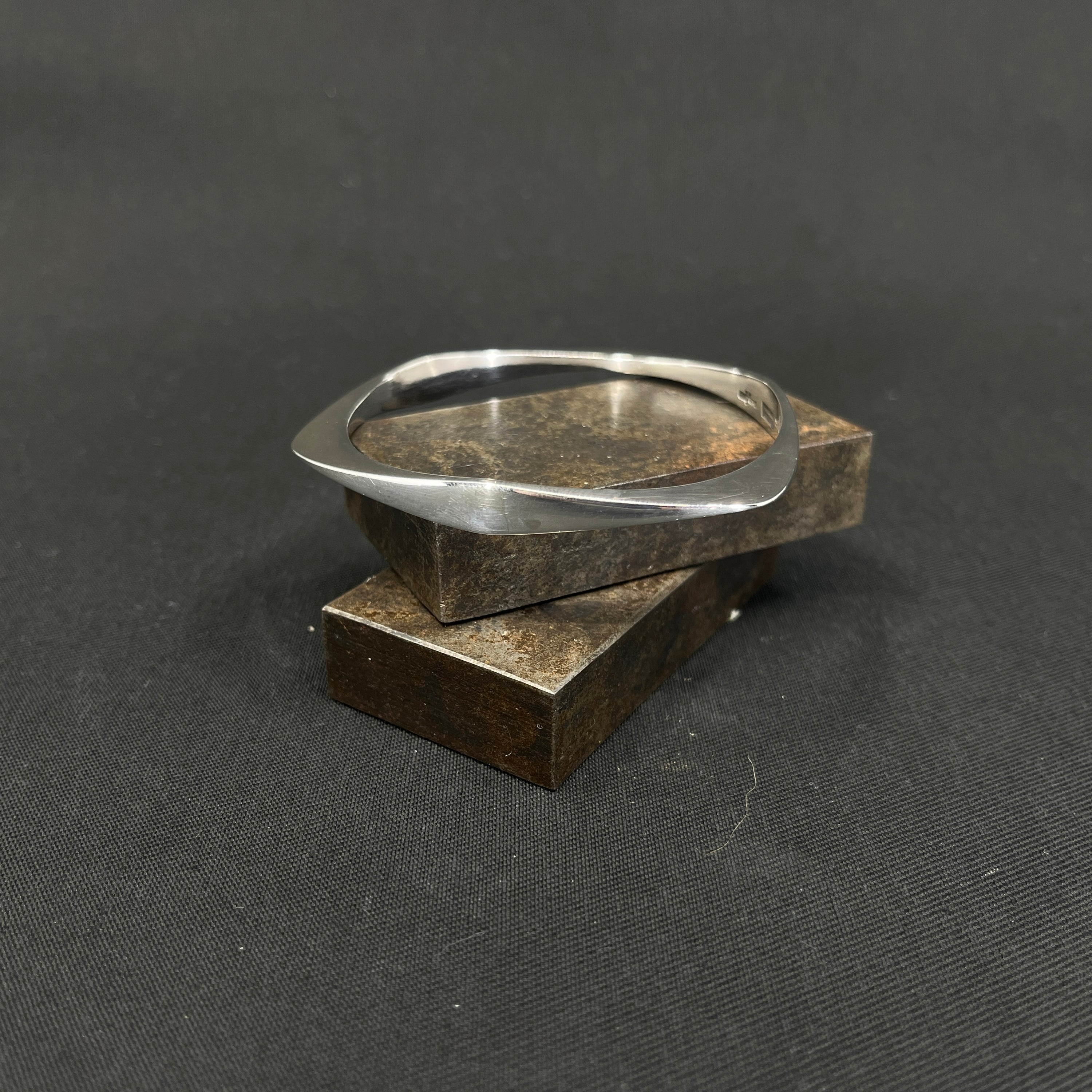 Armring af Ole Bent Petersen