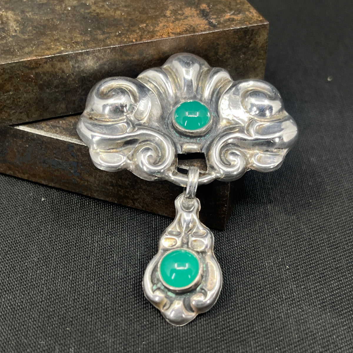 Lille skønvirke broche med chrysoprasser