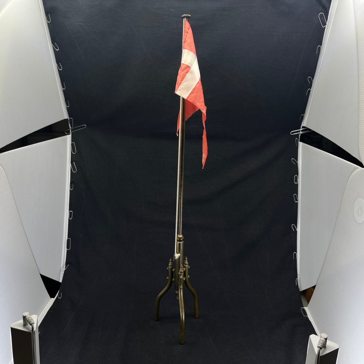 Høj flagstang i messing, 63 cm.