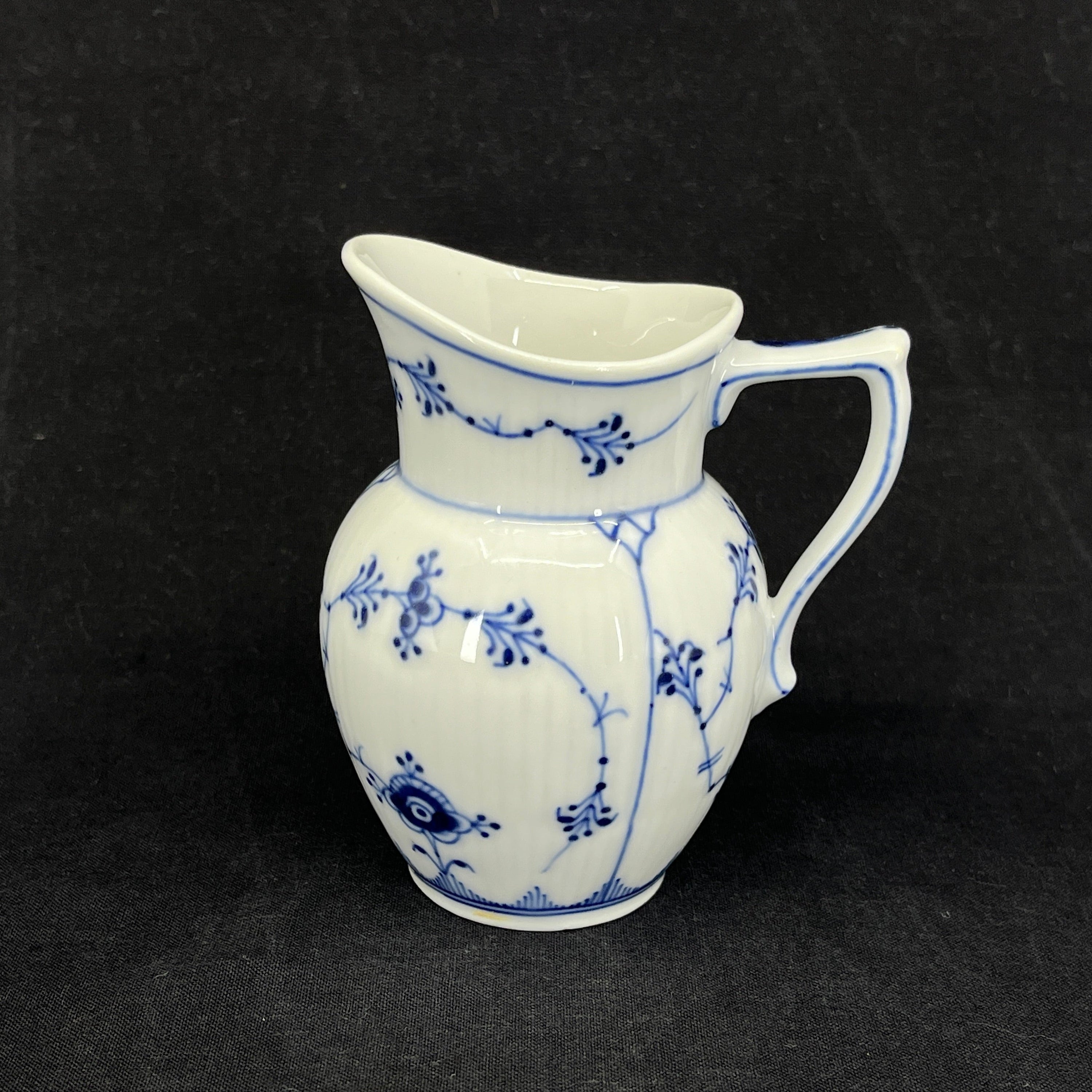 Mussel painted fluted cream jug, 1/60