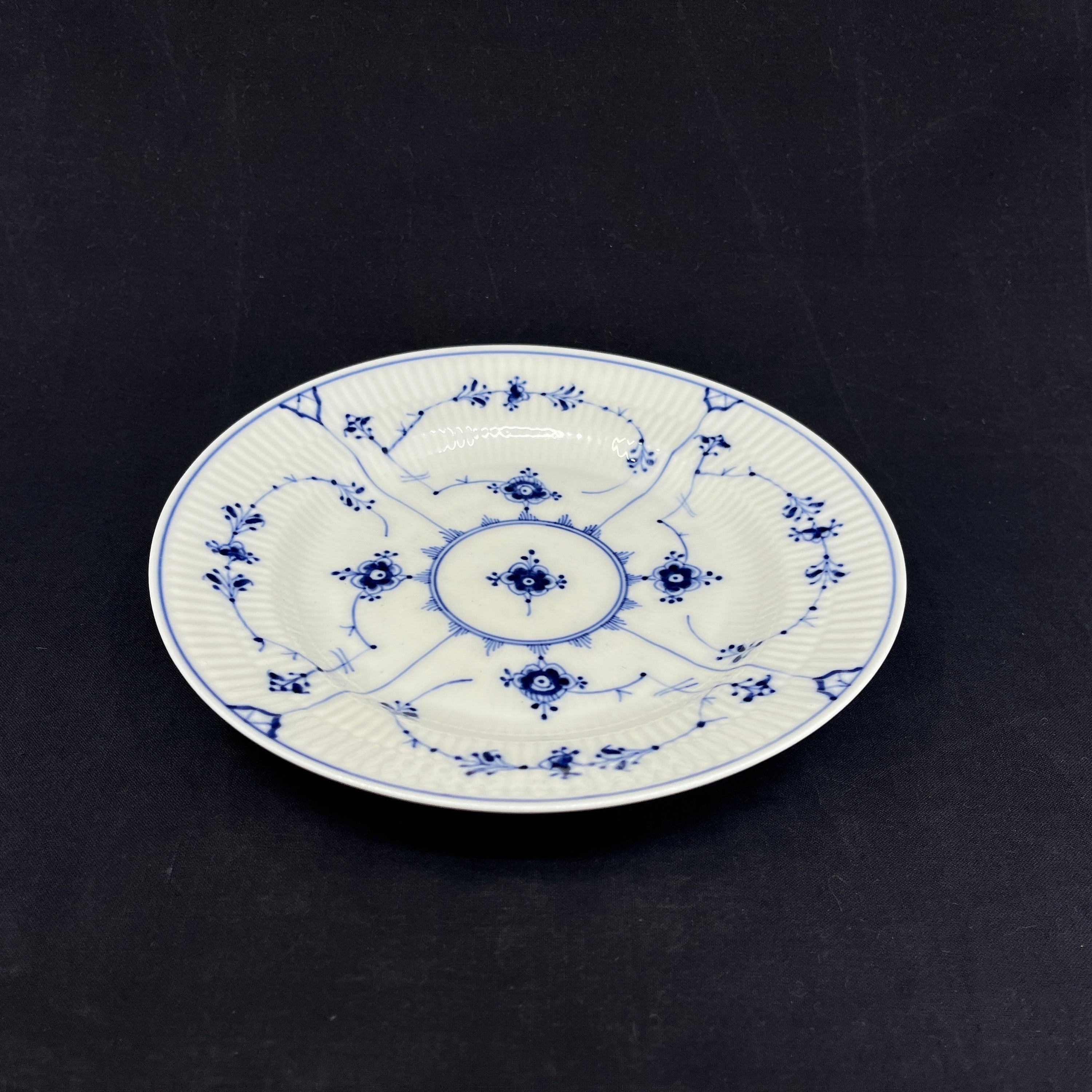 Mussel painted fluted lunch plate, 21 cm.