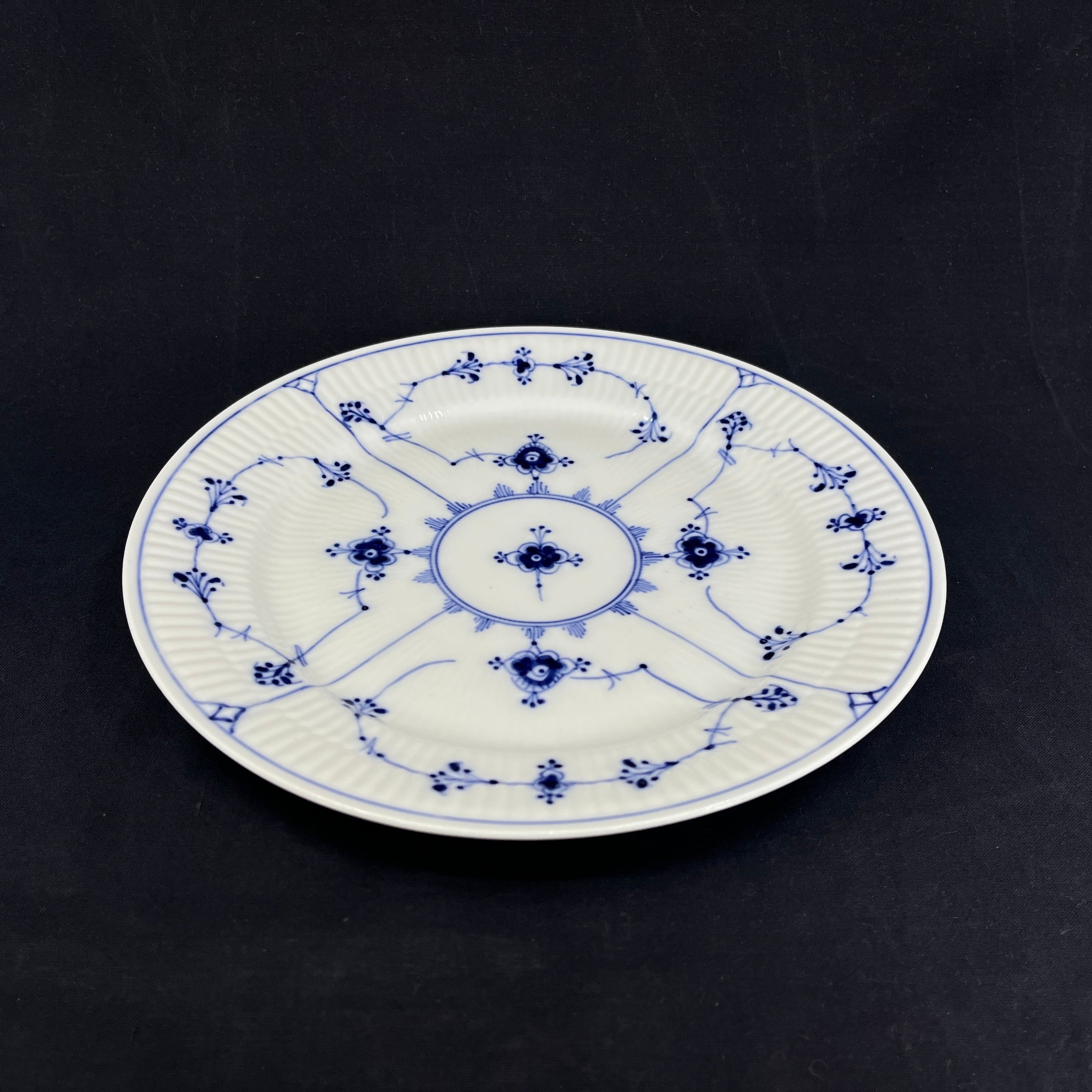 Blue Fluted Fluted flat dinner plate, 1st grade.