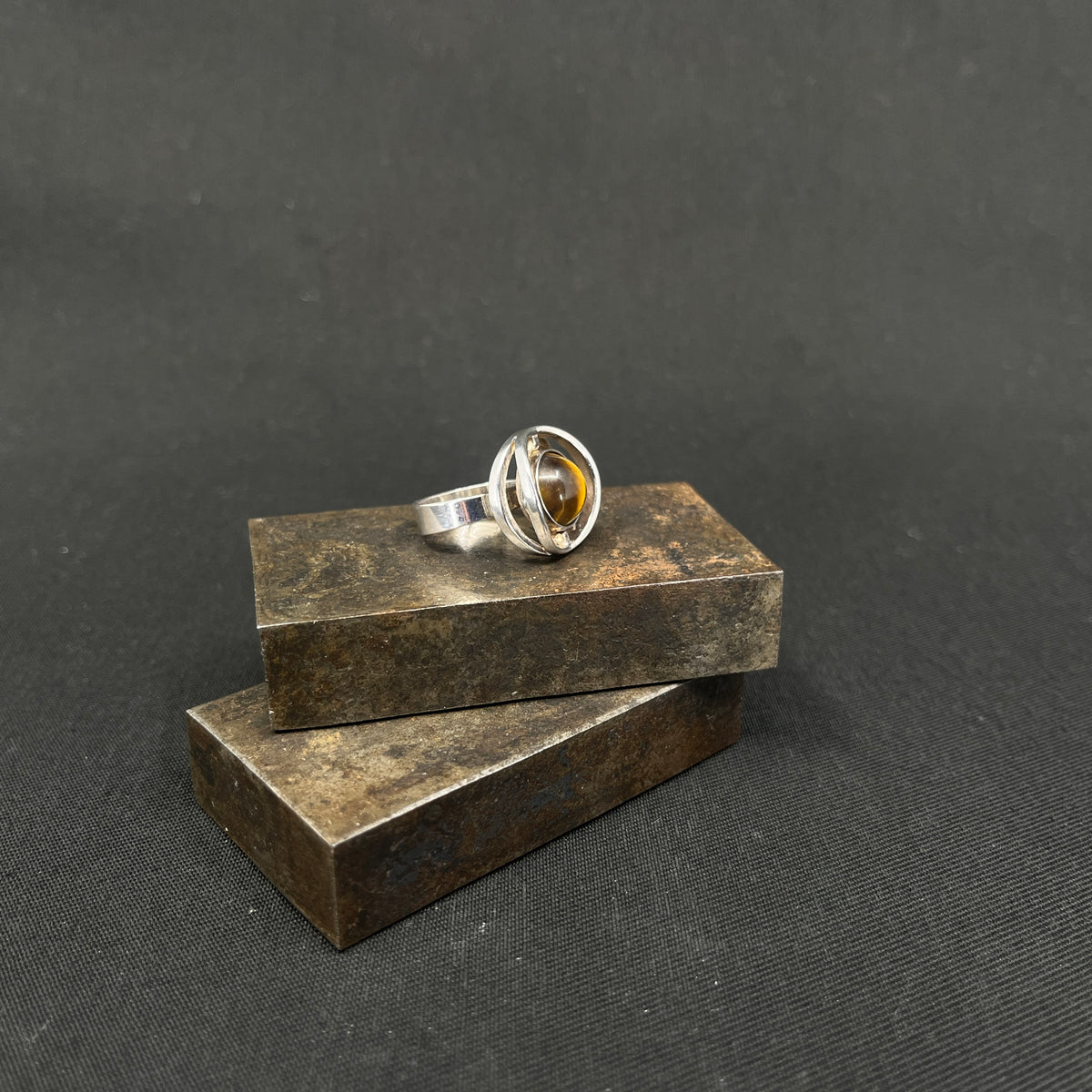 Moderne ring med tigerøje