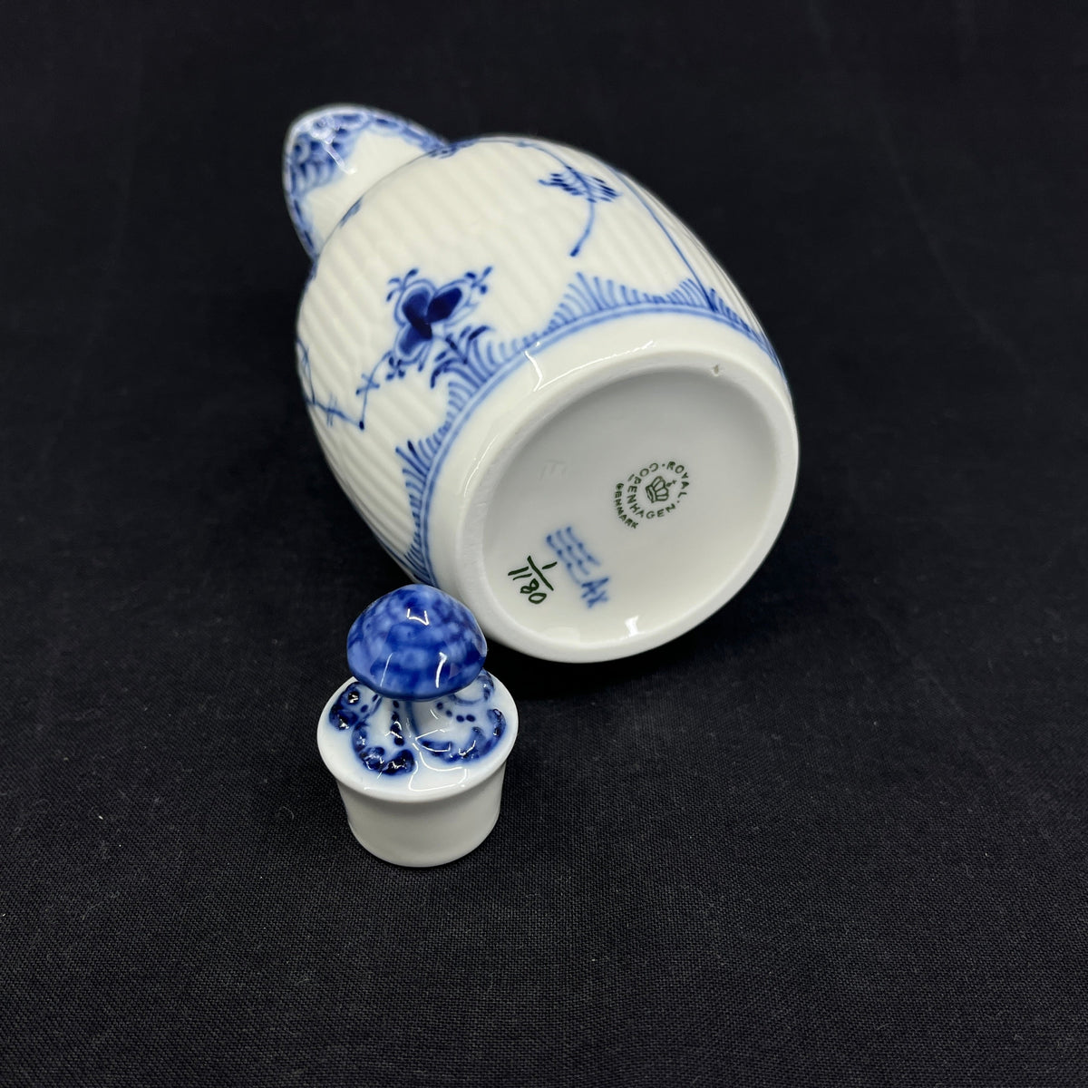 Mussel painted Helblonde vinegar jug