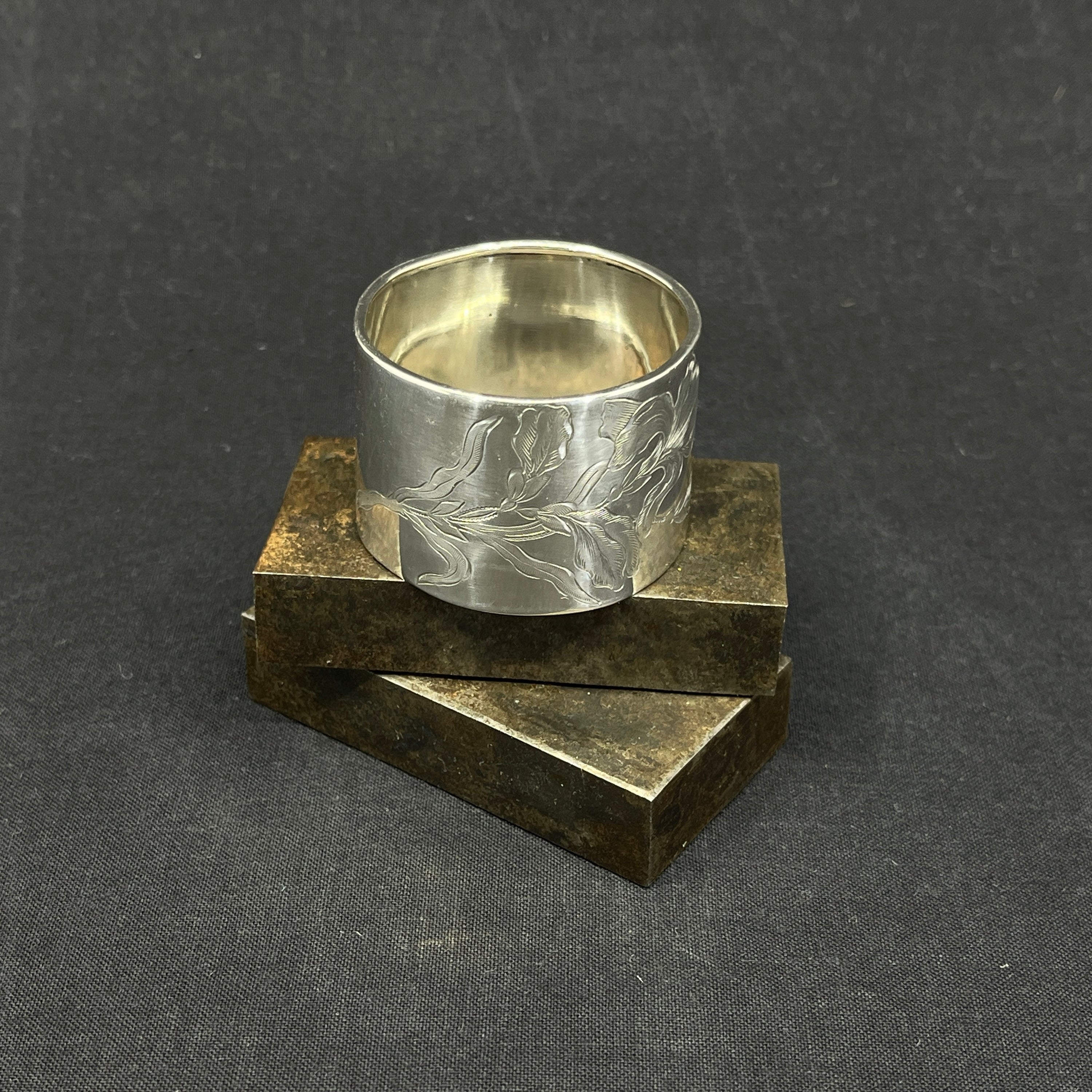 Wide art deco napkin ring in silver with flowers
