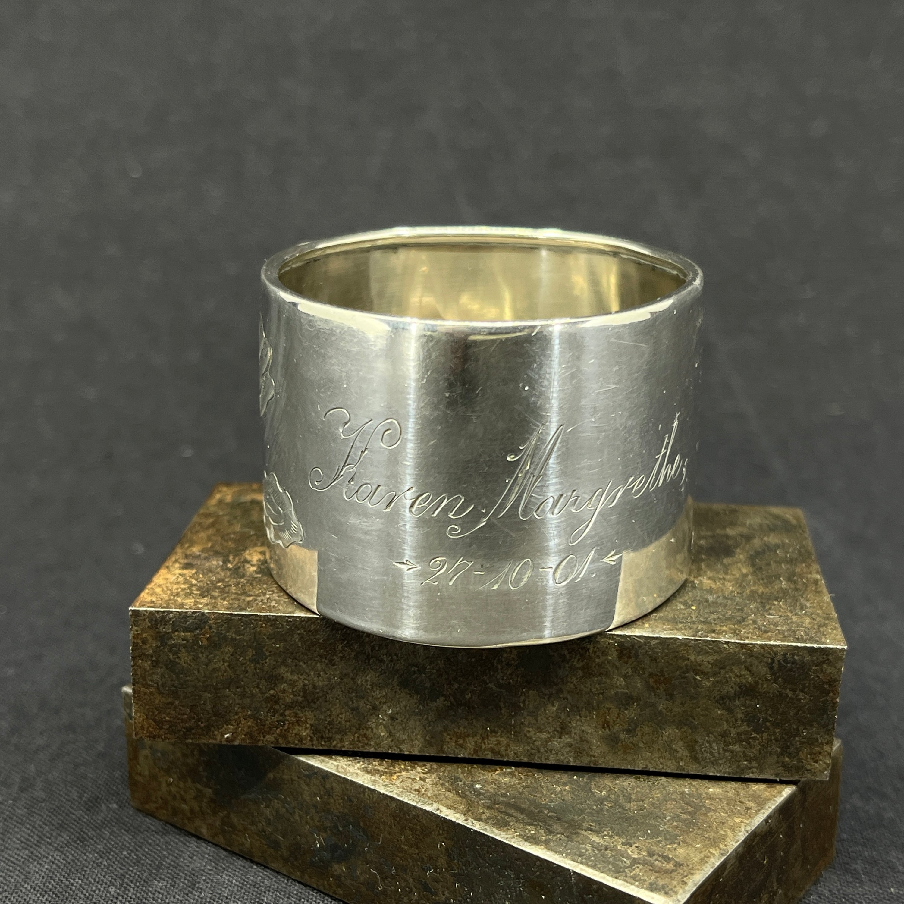 Wide art deco napkin ring in silver with flowers