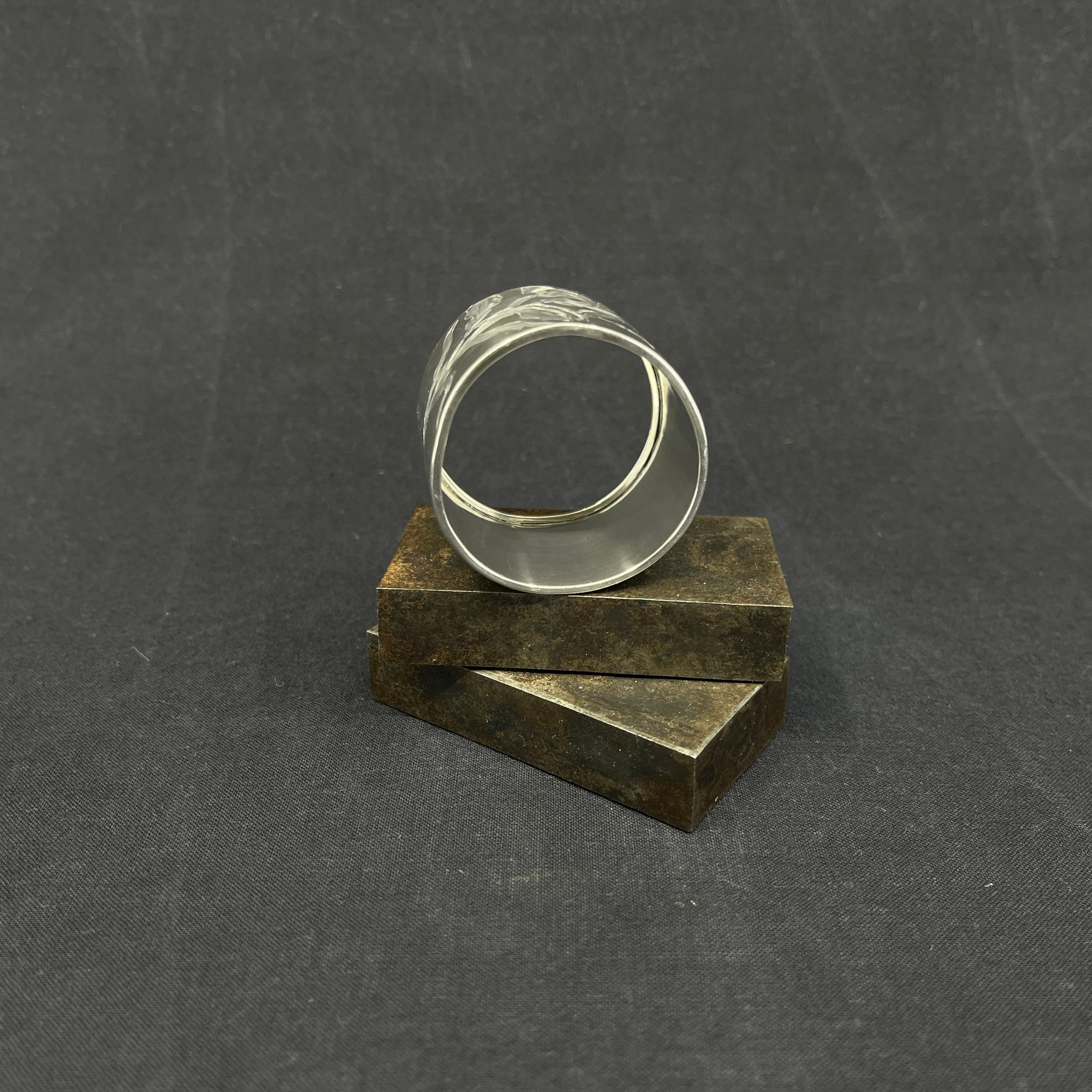 Wide art deco napkin ring in silver with flowers