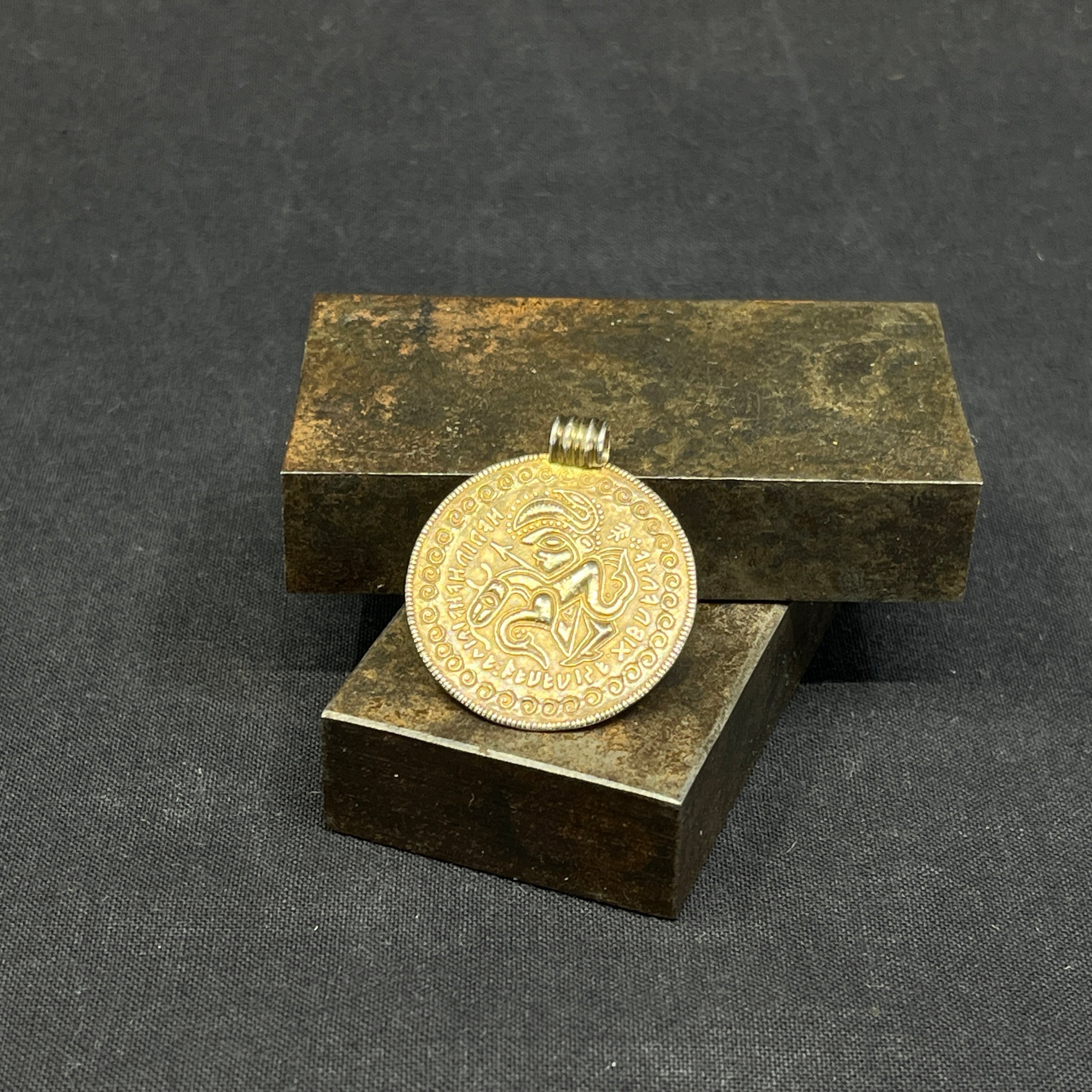 Pendant in gold-plated silver - Bracteate