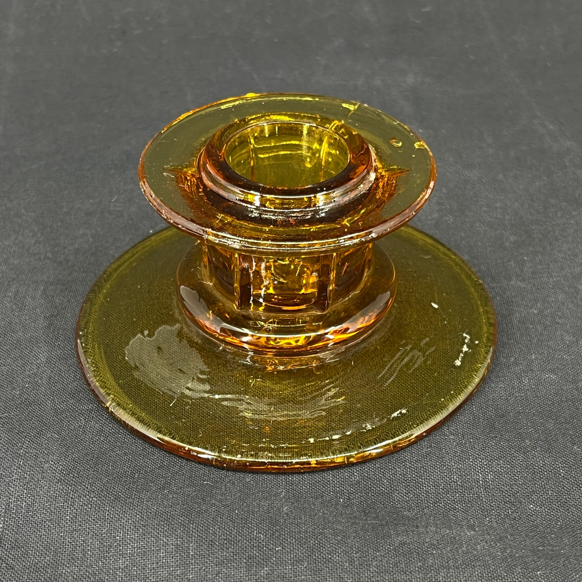 Gyldengul lysestage "Holmegaard"