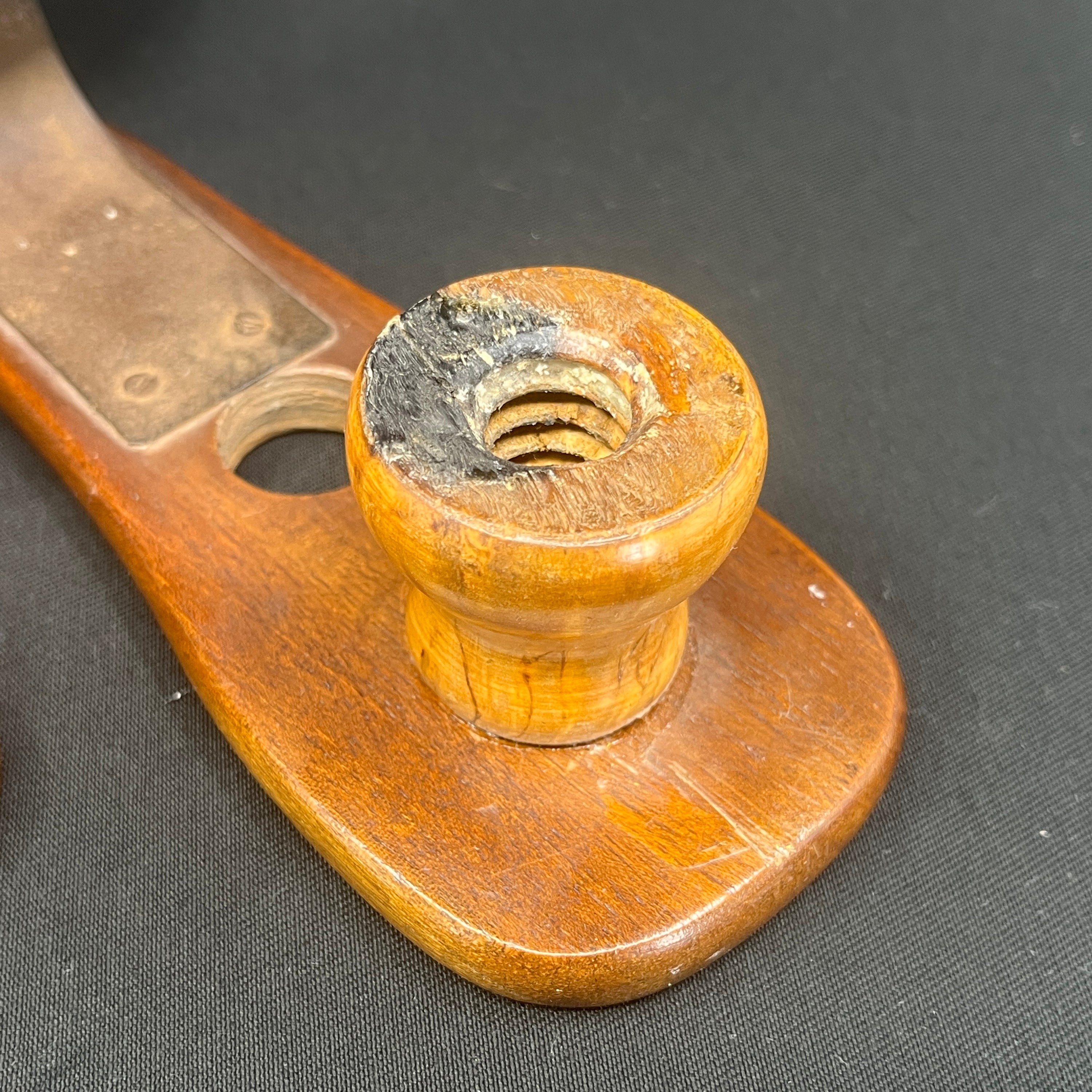 Et par vægstager med perlebroderi - spillekort