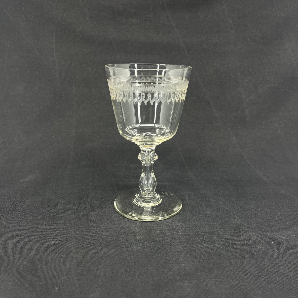 Mathilde white wine glass with guilloche edge