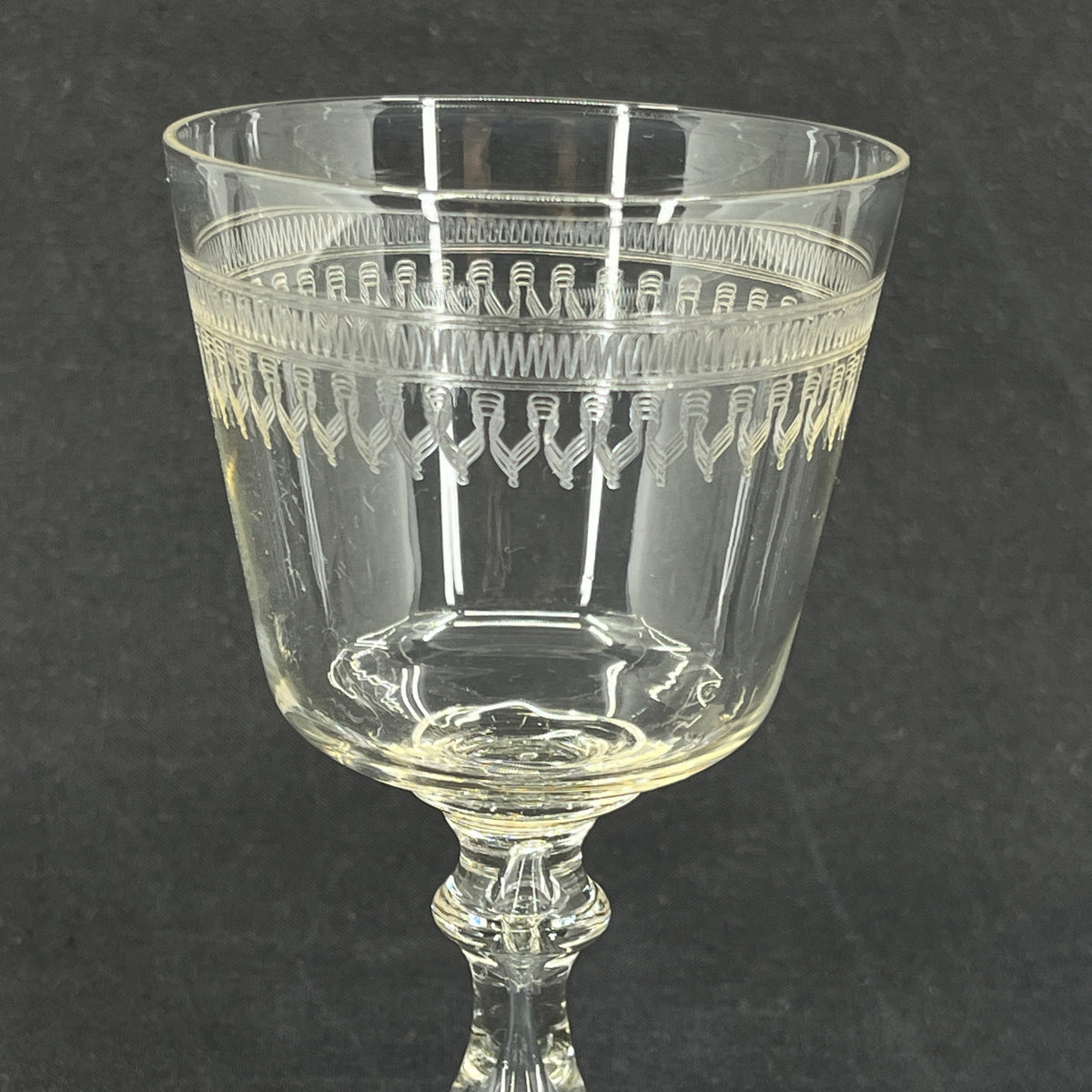 Mathilde white wine glass with guilloche edge