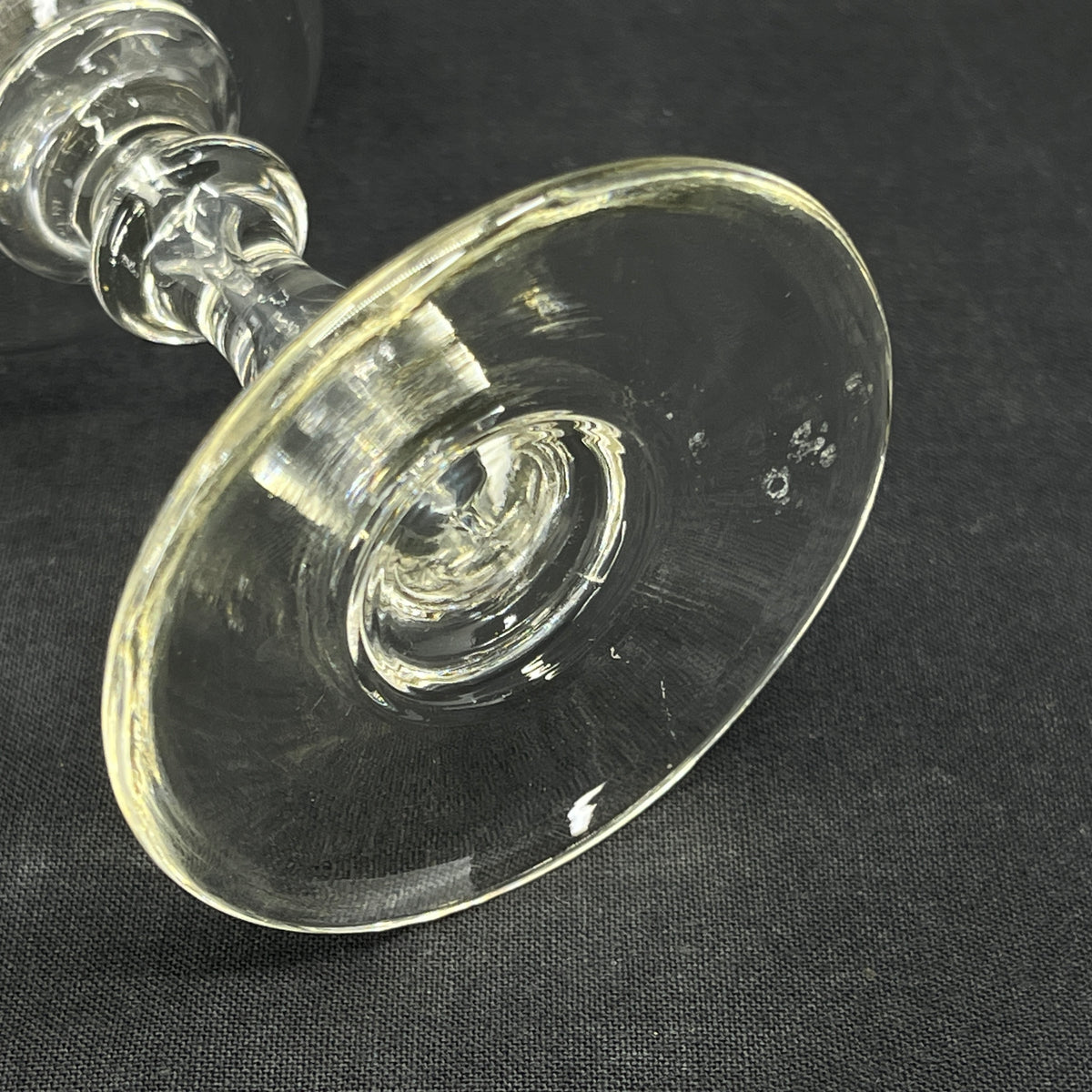 Mathilde white wine glass with guilloche edge