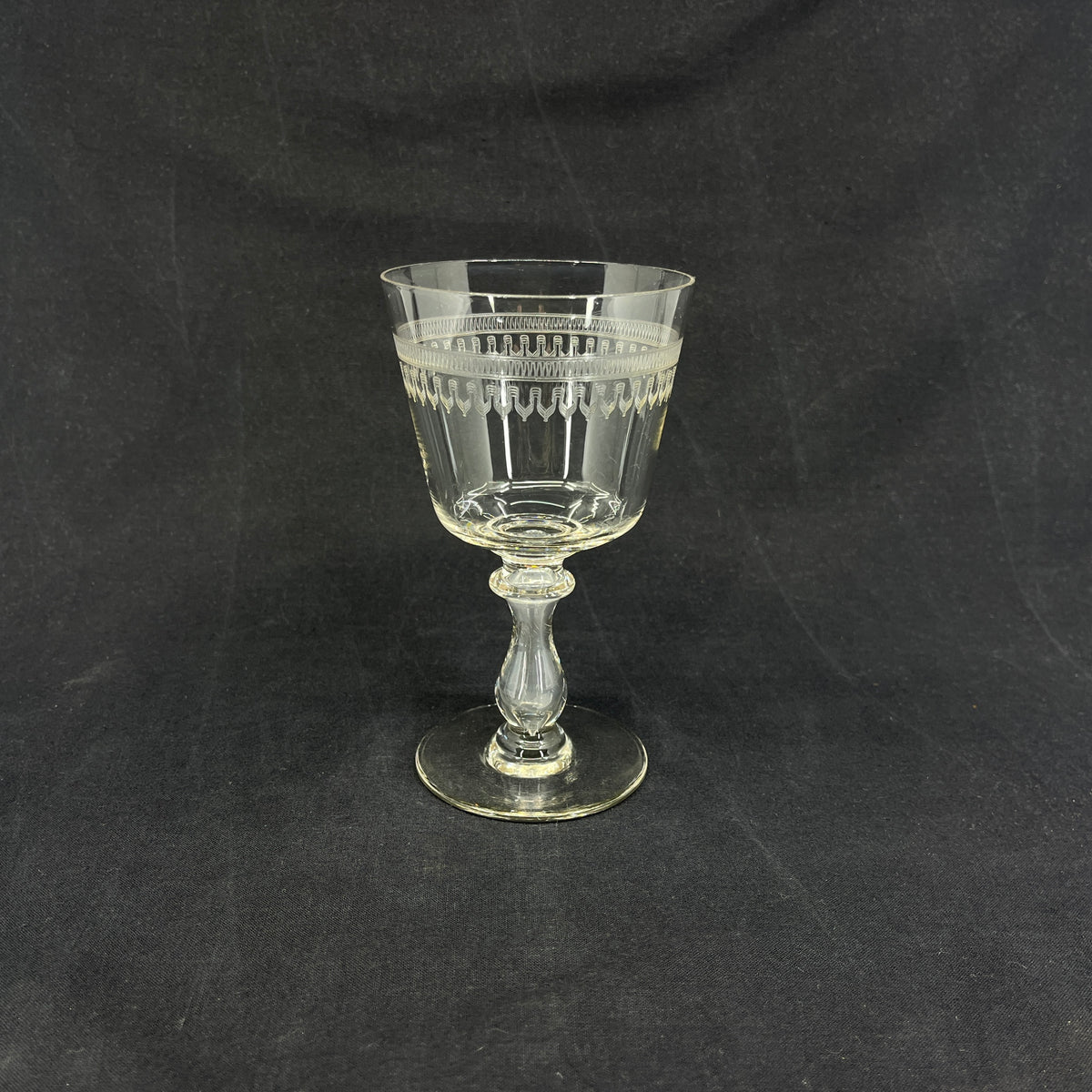 Large Mathilde red wine glass with guilloche border