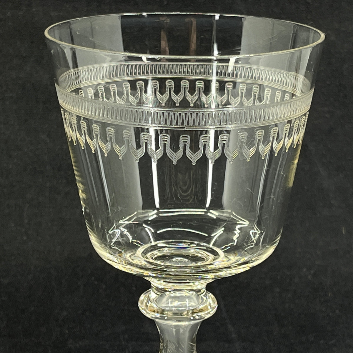 Large Mathilde red wine glass with guilloche border