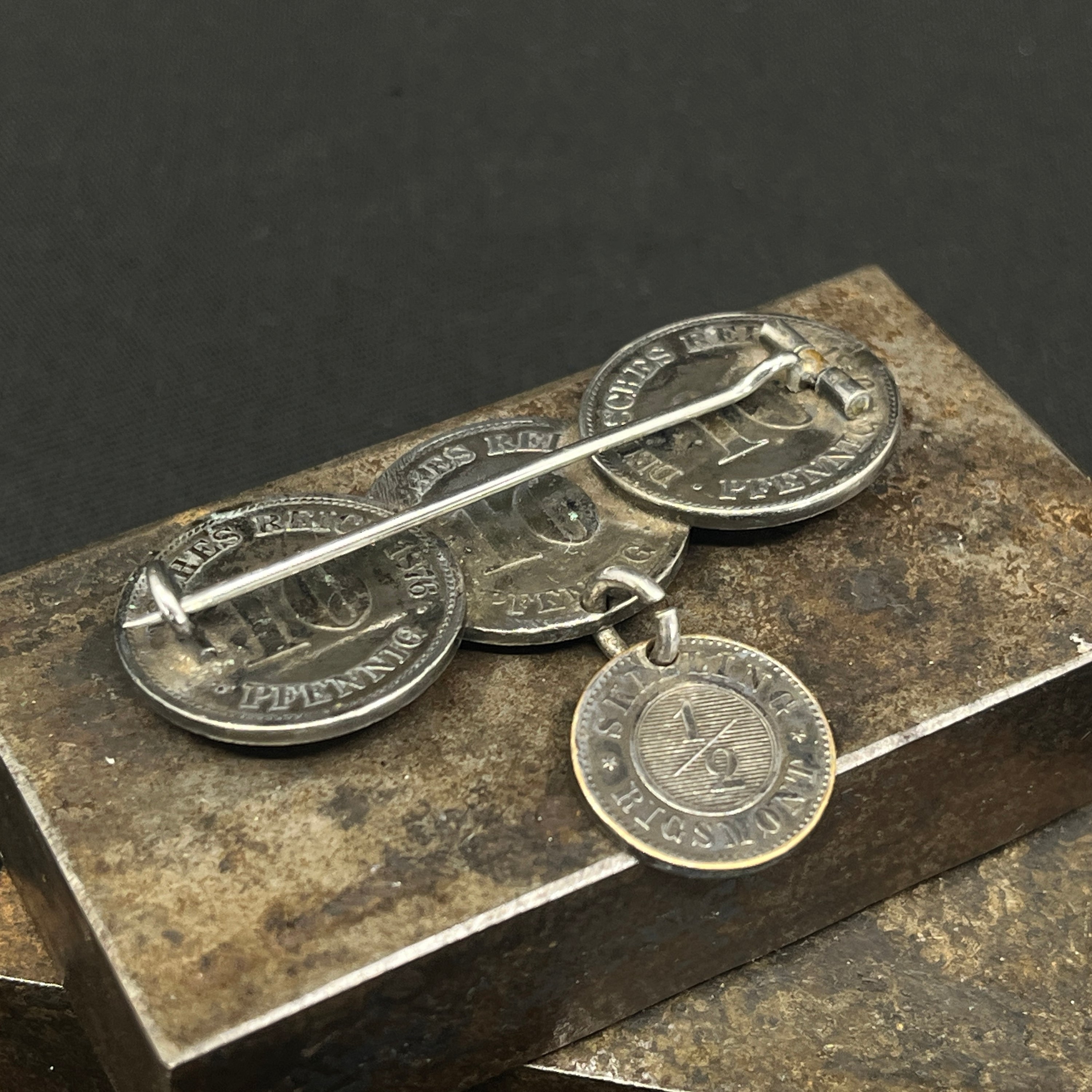 Broche af mønter fra 1870'erne