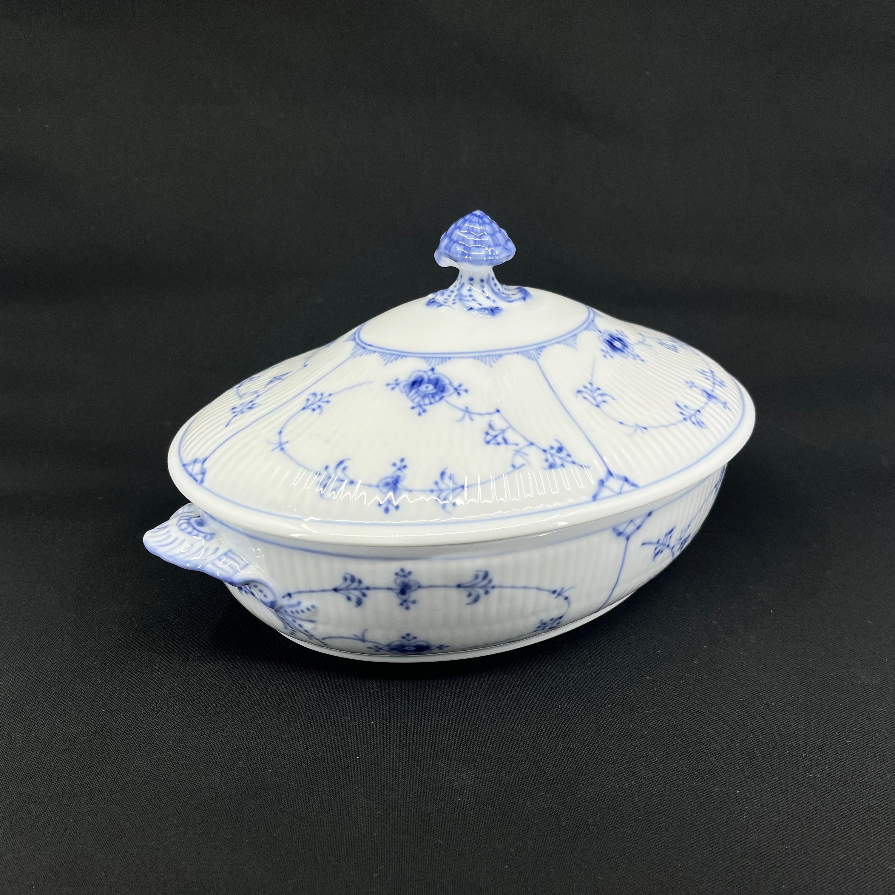 Blue Fluted Fluted Plain low dish, 1st assortment.