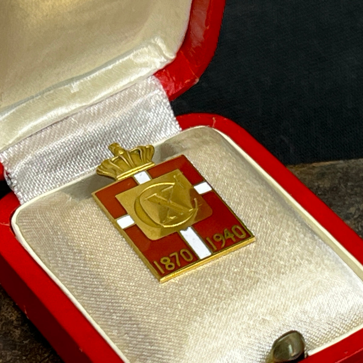 King's buttonhole badge 1870-1940 in gold with box