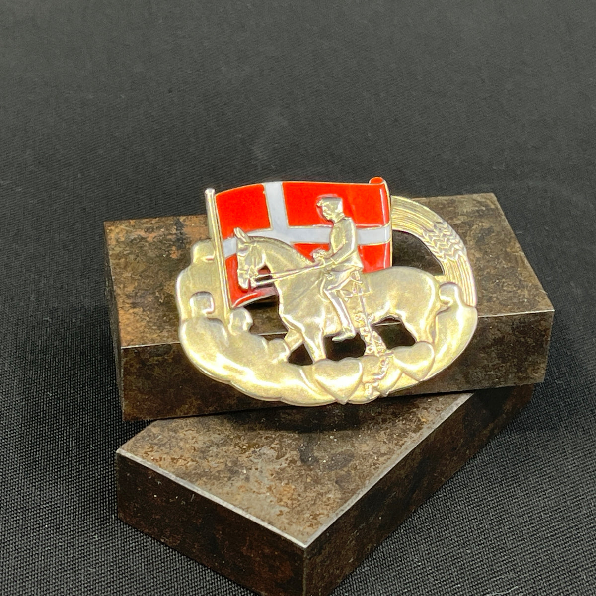 En Konge kom ridende - broche