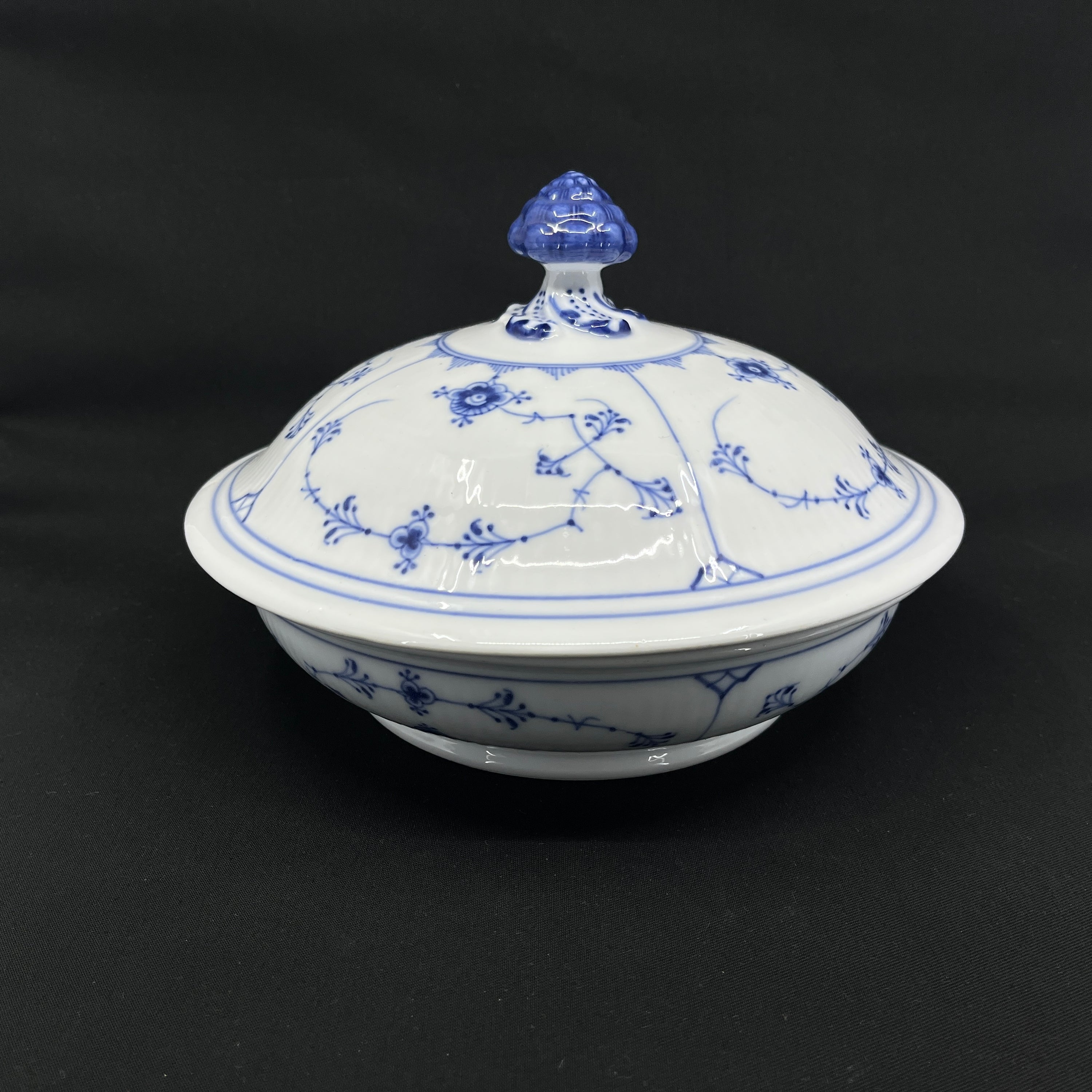 Blue Fluted Plain round lidded dish, 1/397, 1898-1923