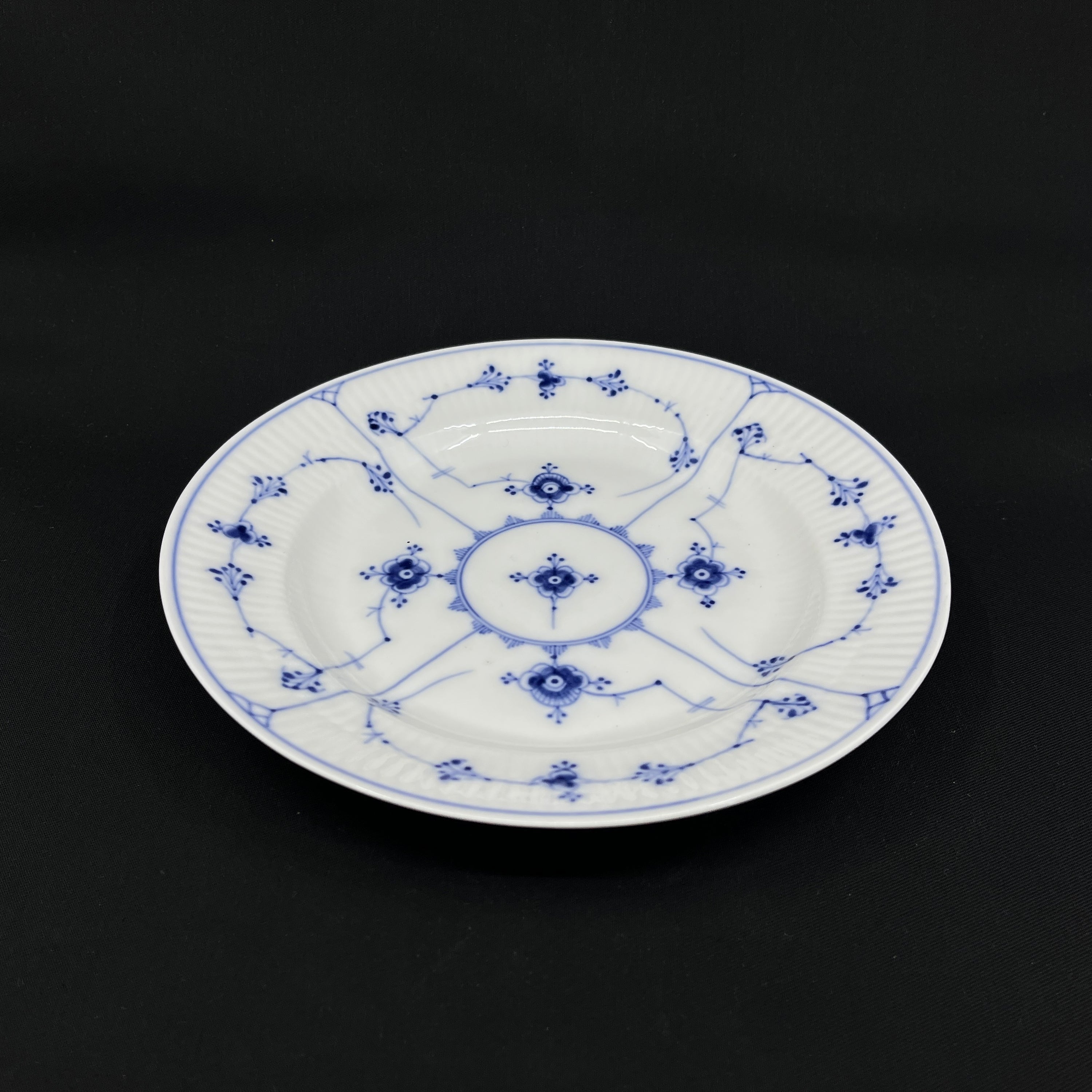 Blue Fluted Plain small dinner plate, 1898-1923
