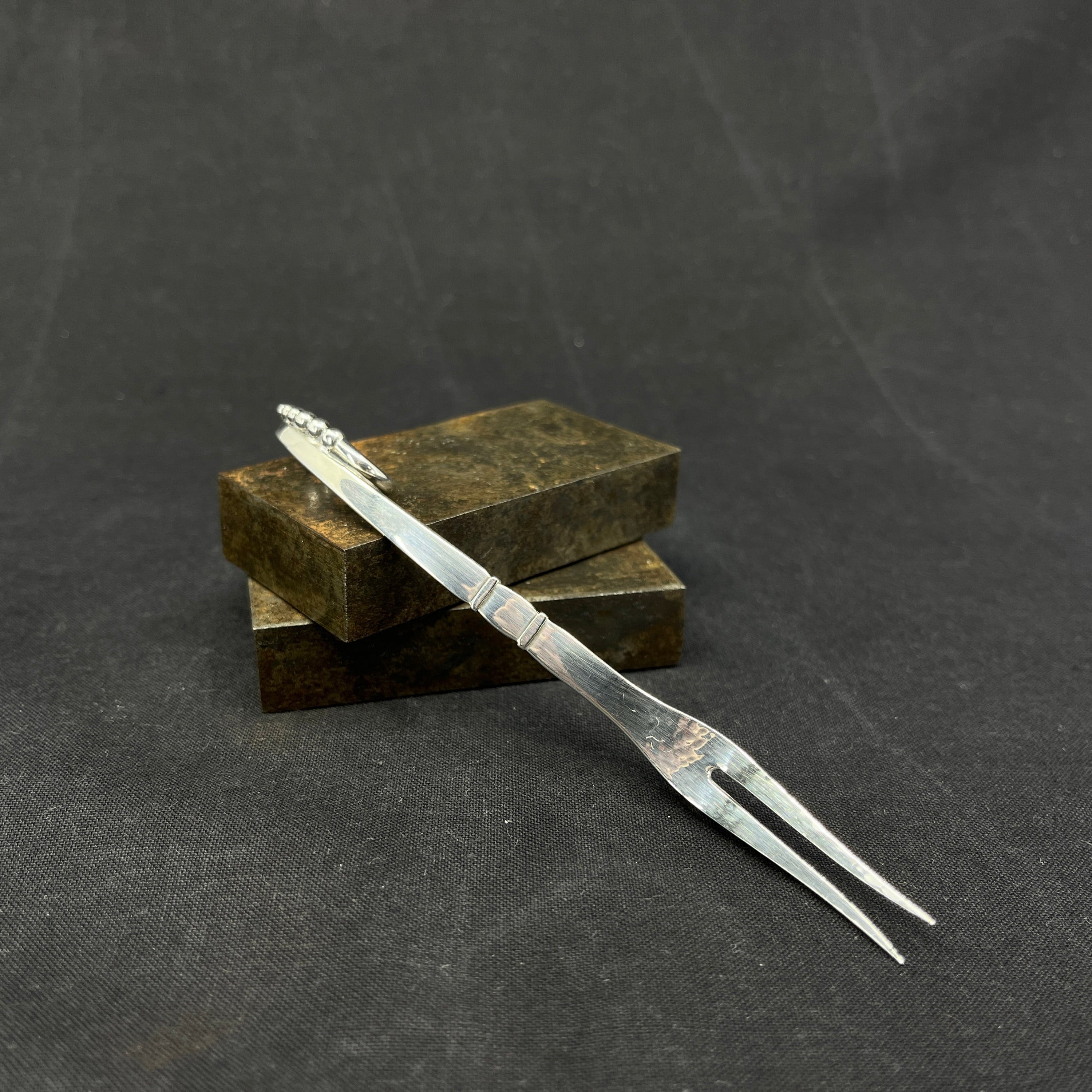 Ornamental pålægsgaffel fra Georg Jensen, 12,4 cm.