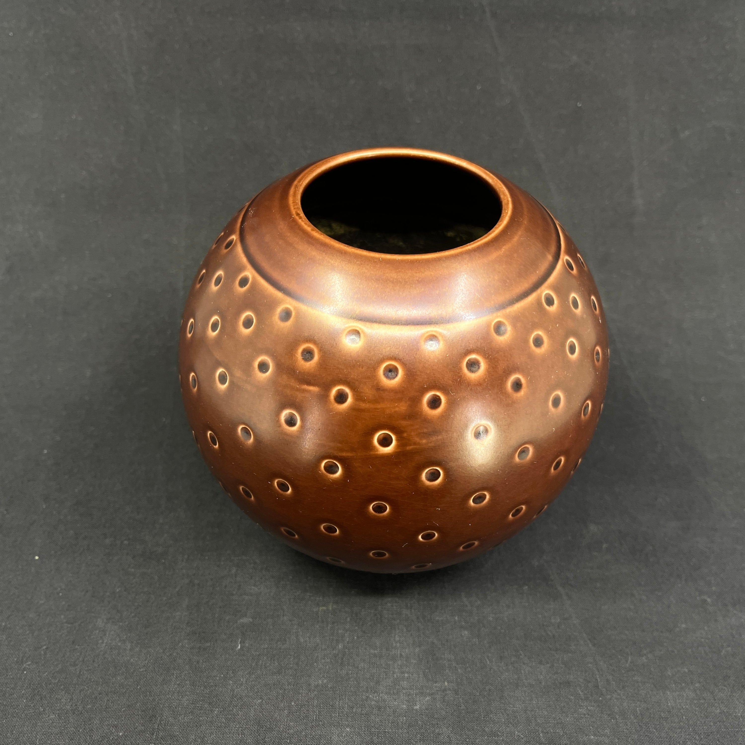 Solbjerg vase med prikker fra Aluminia