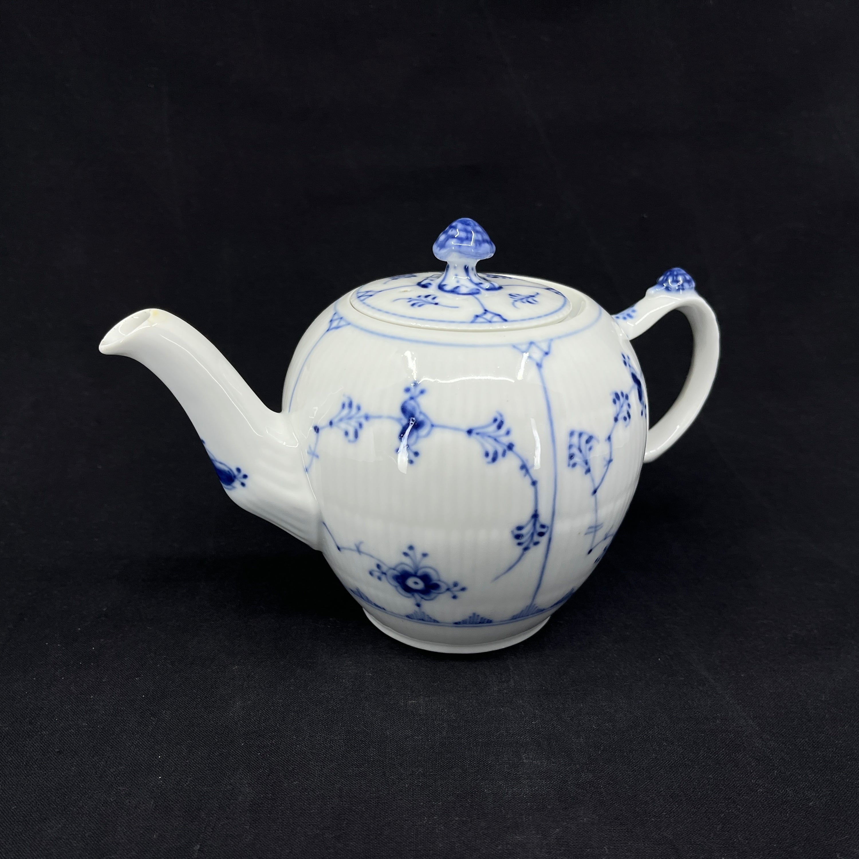 Blue Fluted Fluted Plain teapot, 1/258, 2nd black.