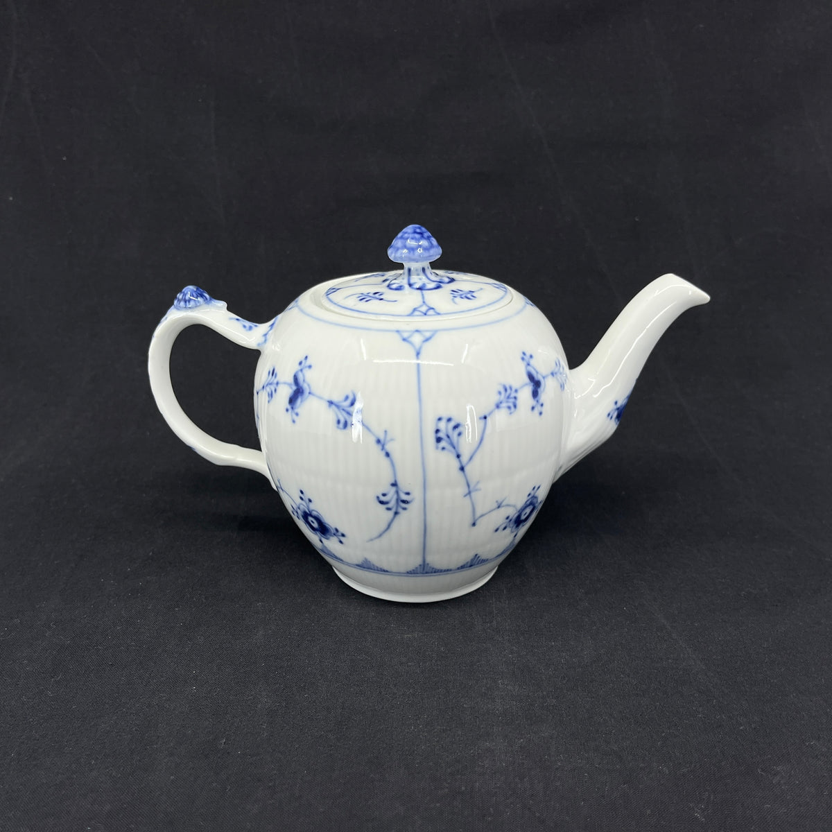 Blue Fluted Fluted Plain teapot, 1/258, 2nd black.