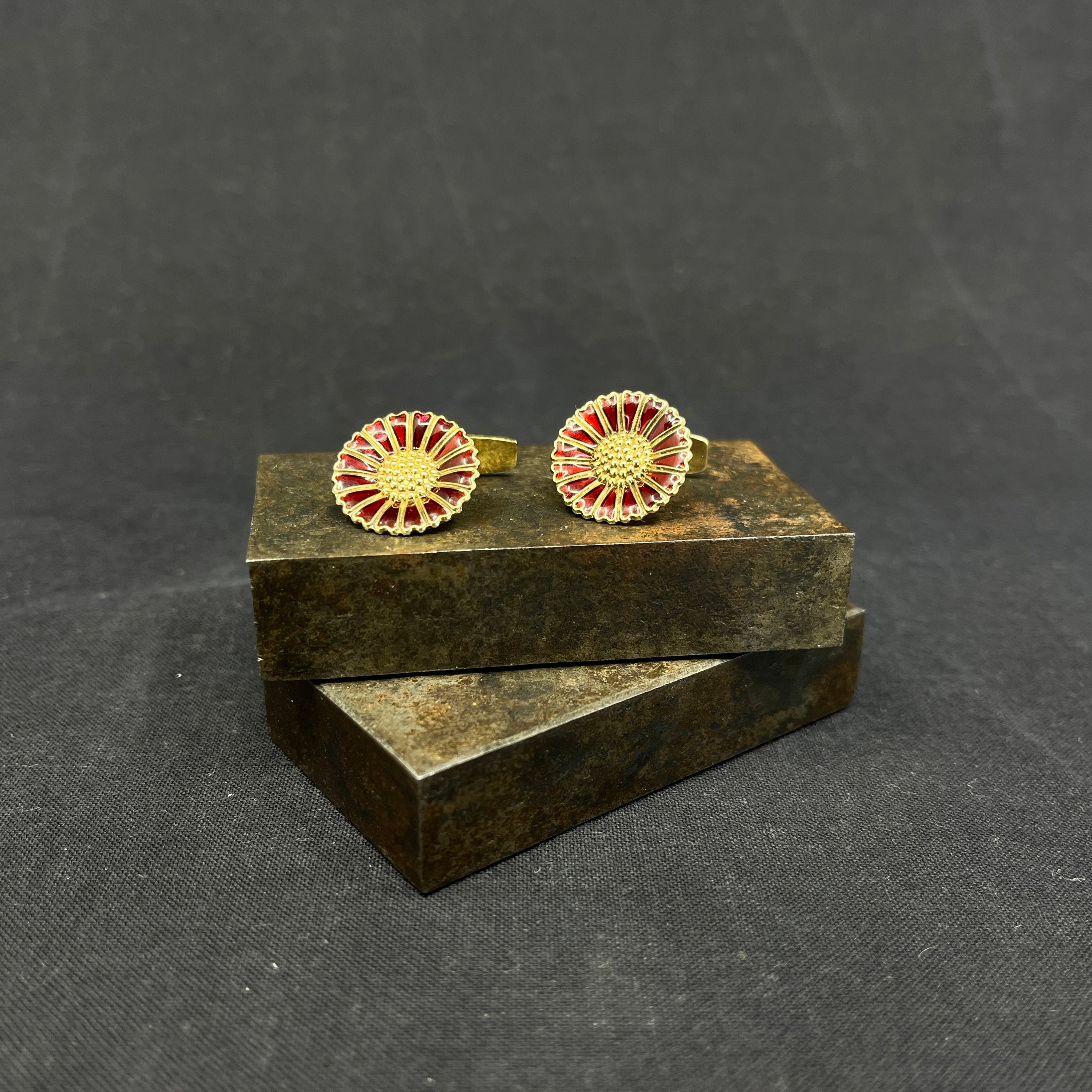 Red Marguerite cufflinks - Bernhard Hertz