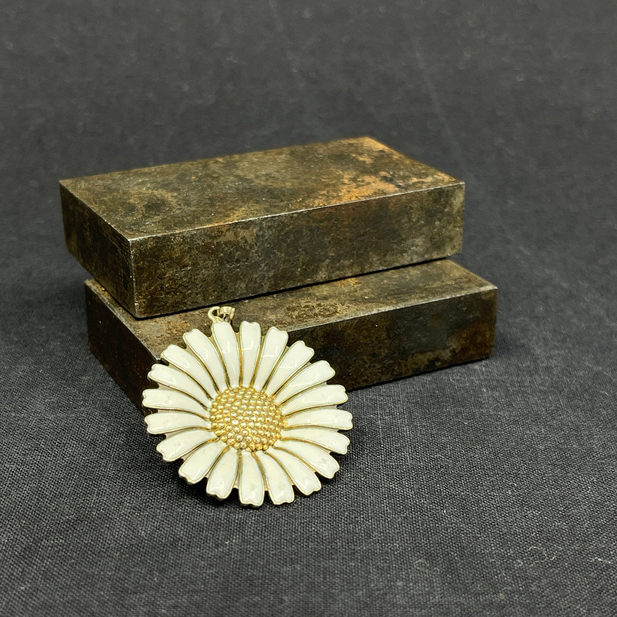 Daisy pendant by Volmer Bahner