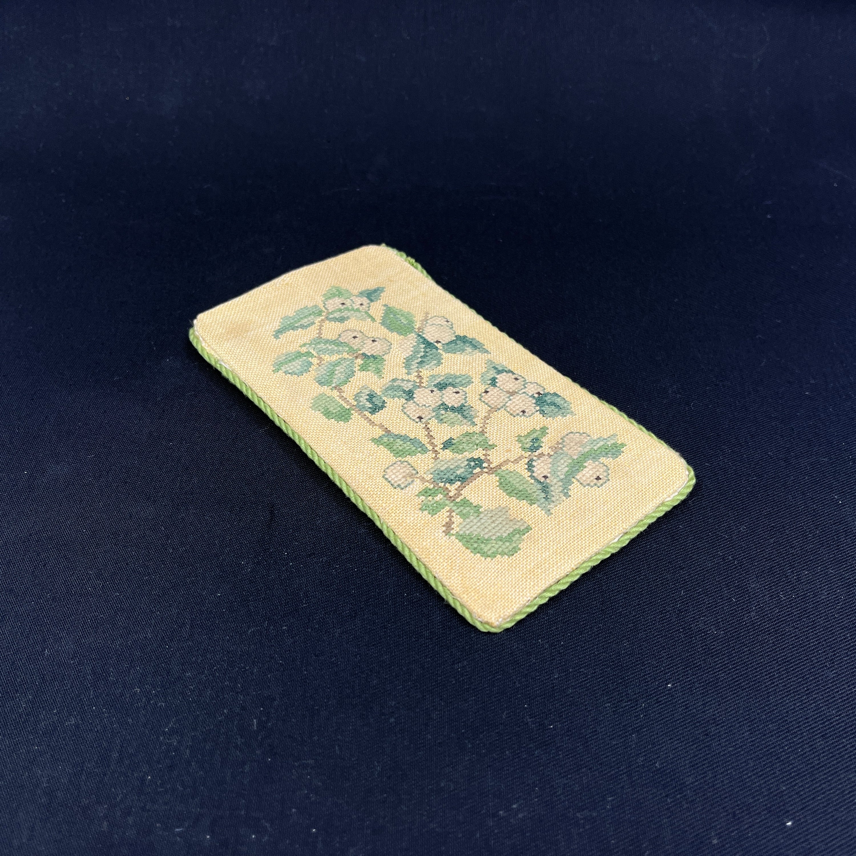 Embroidered glasses case, snowberry, 15X8.5 cm.
