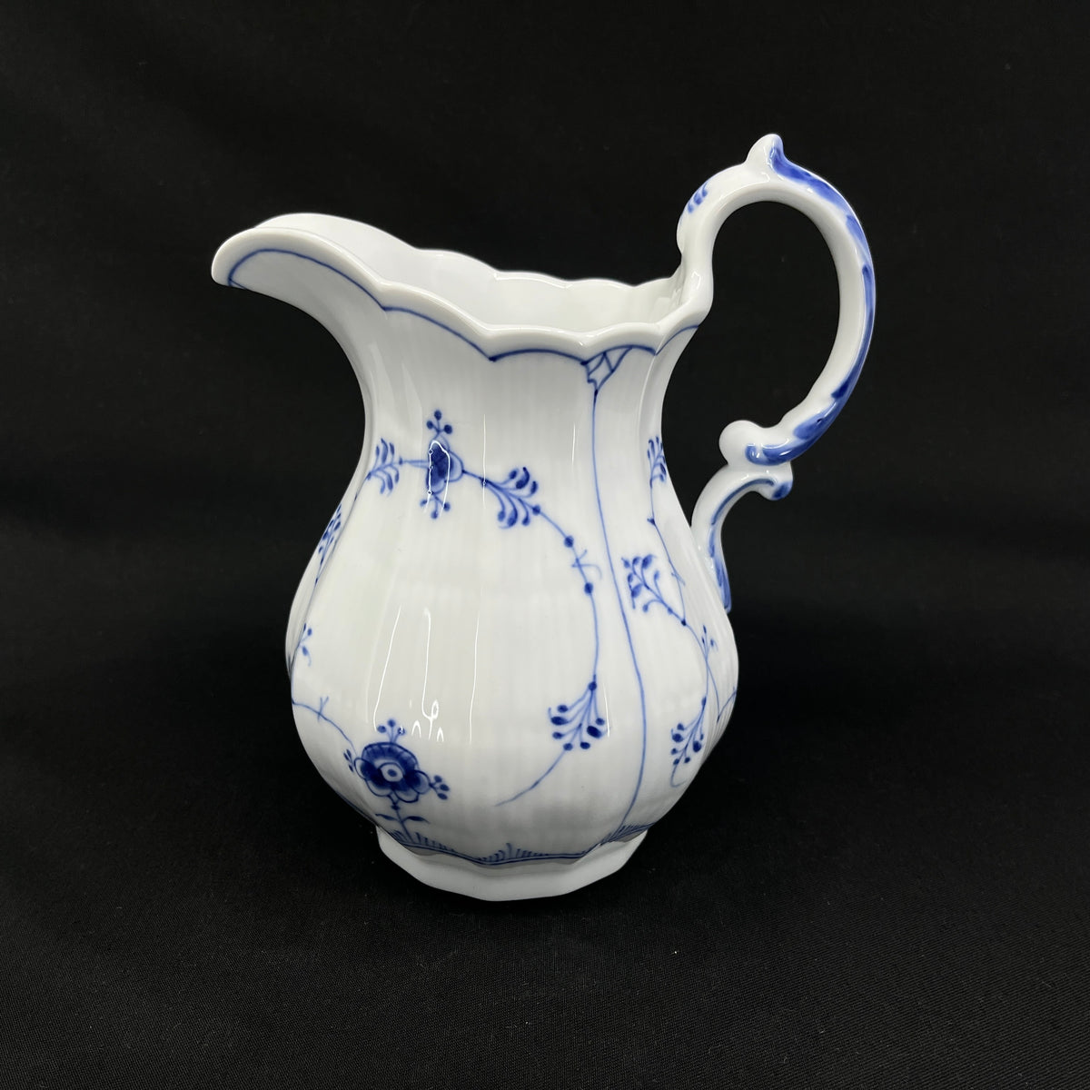 Blue Fluted Fluted jug 1/355, 1st variety.