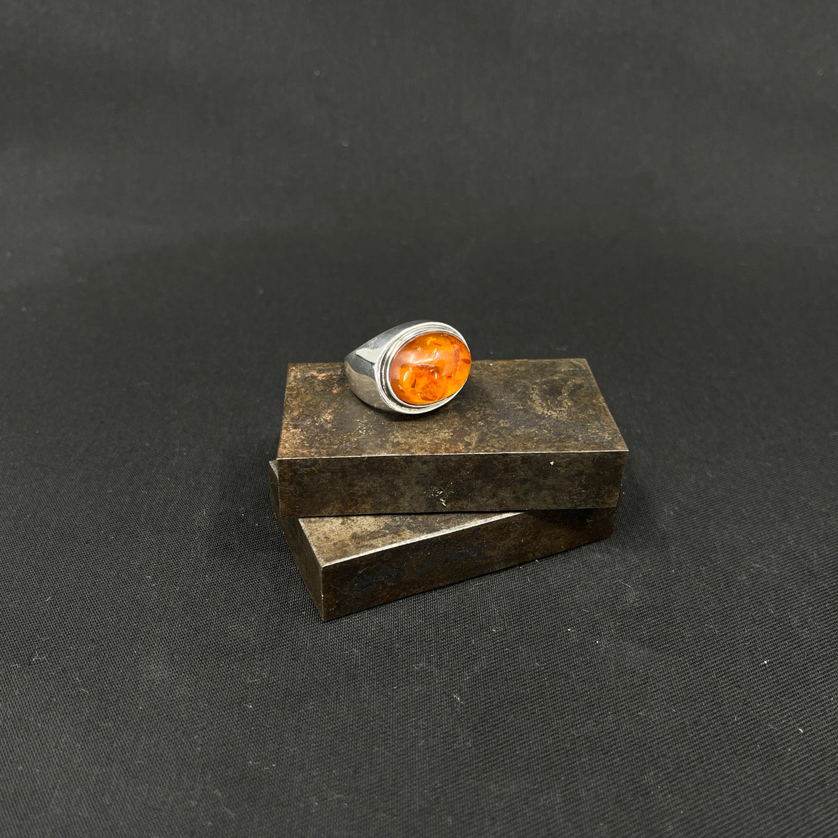 Stor moderne ring med rav