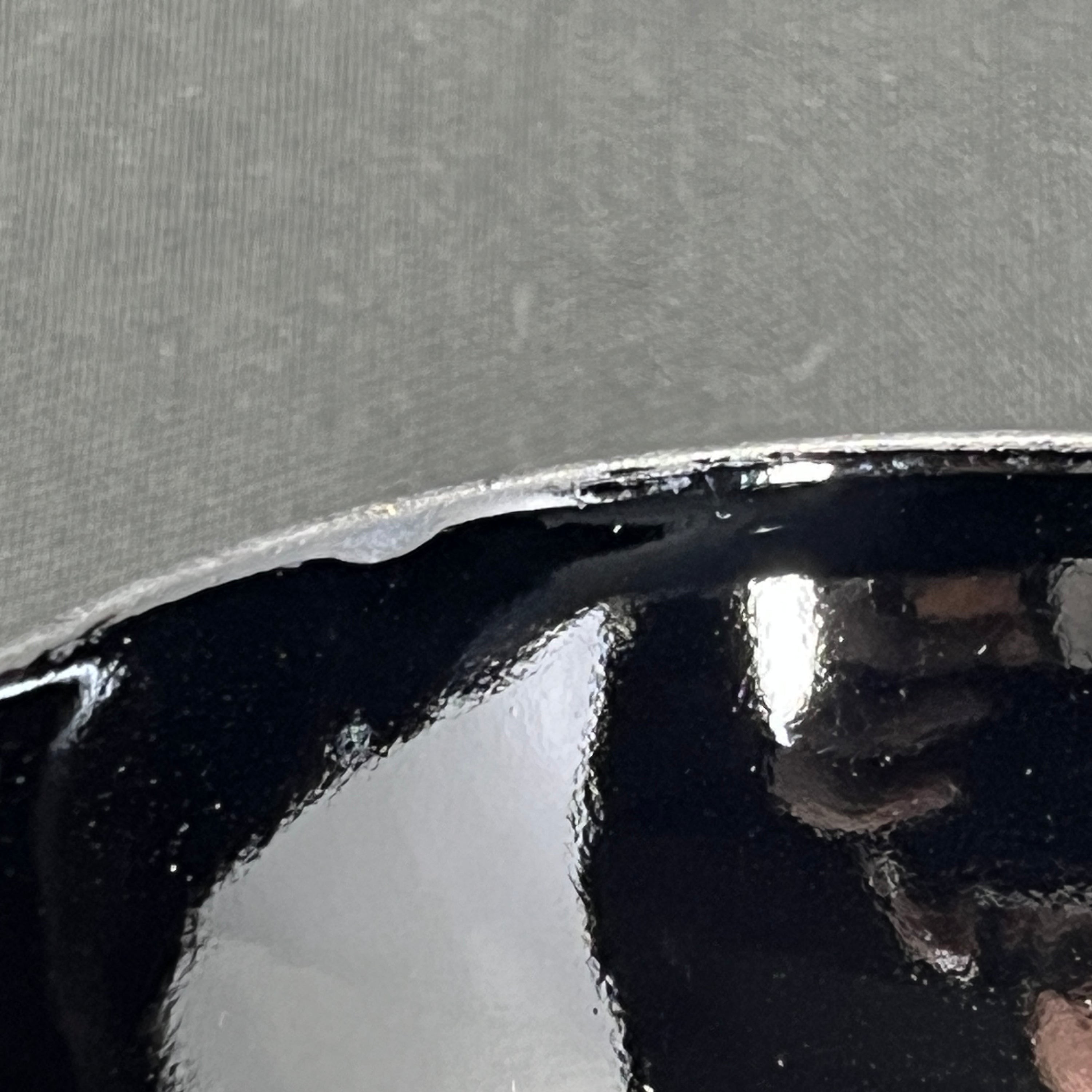 Black crenite bowl, 9 cm.