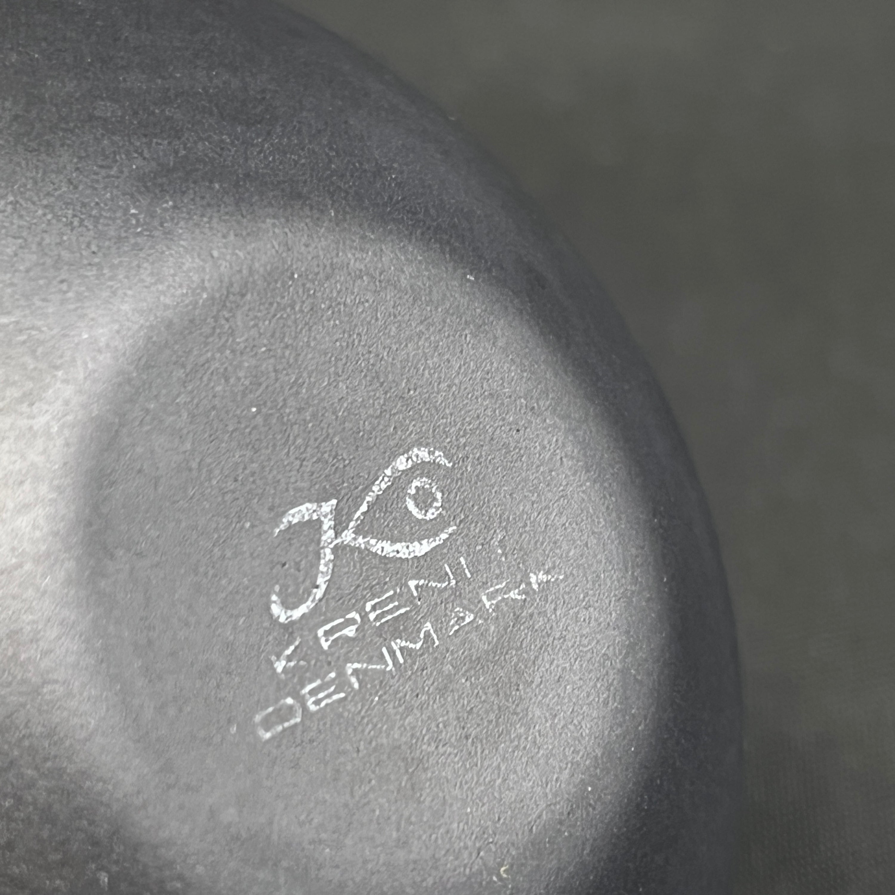 Black crenite bowl, 9 cm.