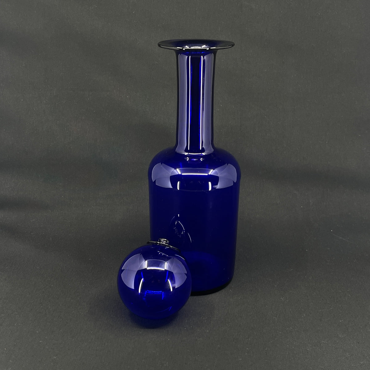 Blå Otto Brauer vase med kugle