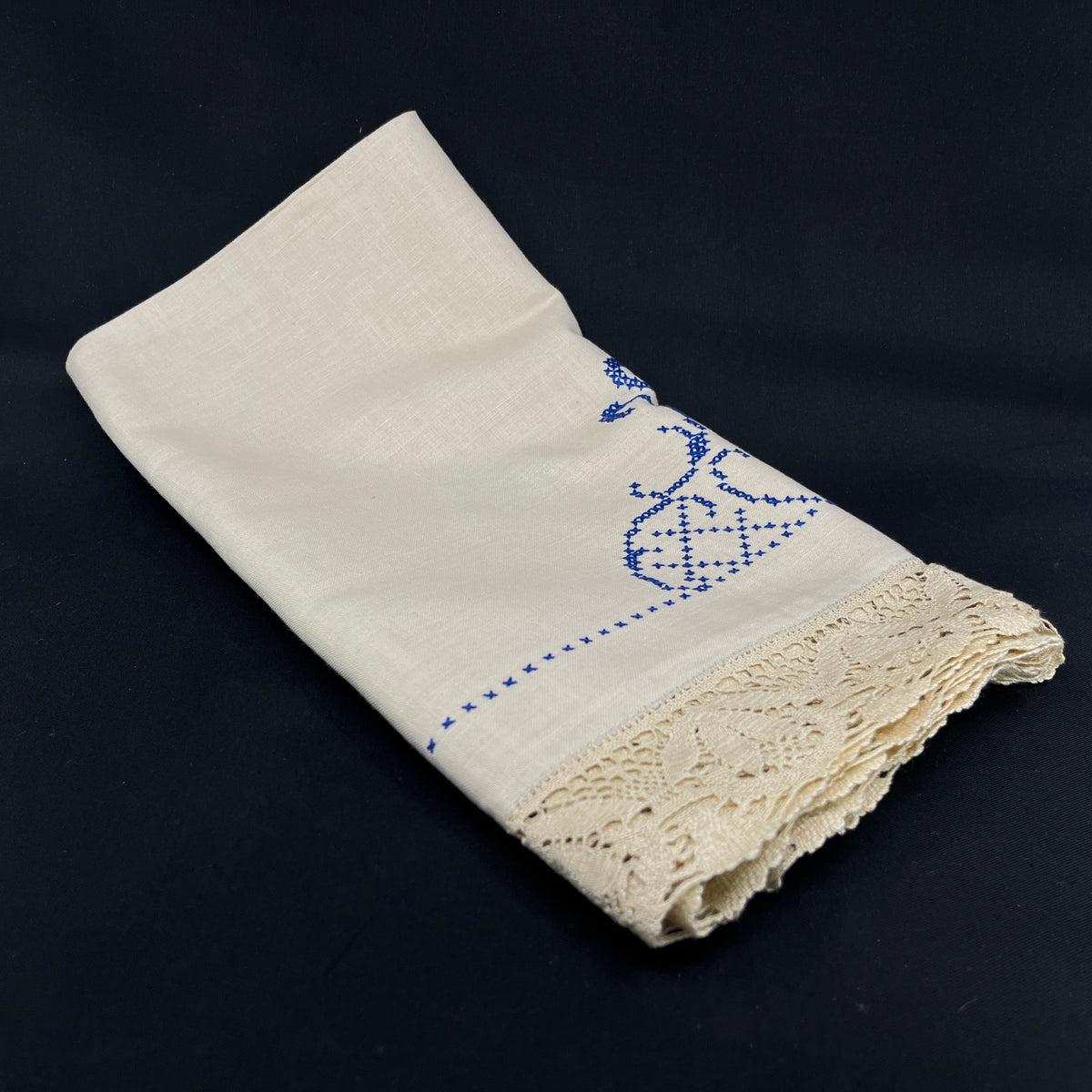 Broderet dug, 145x145 cm.