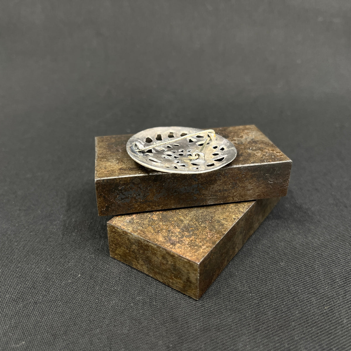 Stor broche i sølv - dragestil